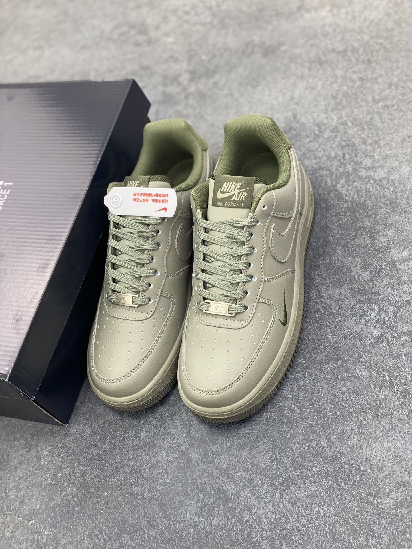 图片[8]-Air Force 1\’ 07 浅军绿小勾 原楦头原纸板 打造纯正空军版型 专注外贸渠道 全掌内置蜂窝气垫 #原盒配件 原厂中底钢印、拉帮完美 货号：HM9483-300 尺码：36 36.5 37.5 38 38.5 39 40 40.5 41 42 42.5 43 44 44.5 45-选品中心