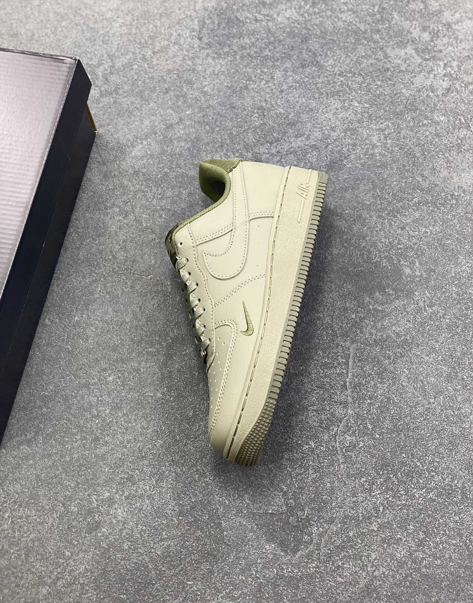 图片[7]-Air Force 1\’ 07 浅军绿小勾 原楦头原纸板 打造纯正空军版型 专注外贸渠道 全掌内置蜂窝气垫 #原盒配件 原厂中底钢印、拉帮完美 货号：HM9483-300 尺码：36 36.5 37.5 38 38.5 39 40 40.5 41 42 42.5 43 44 44.5 45-选品中心