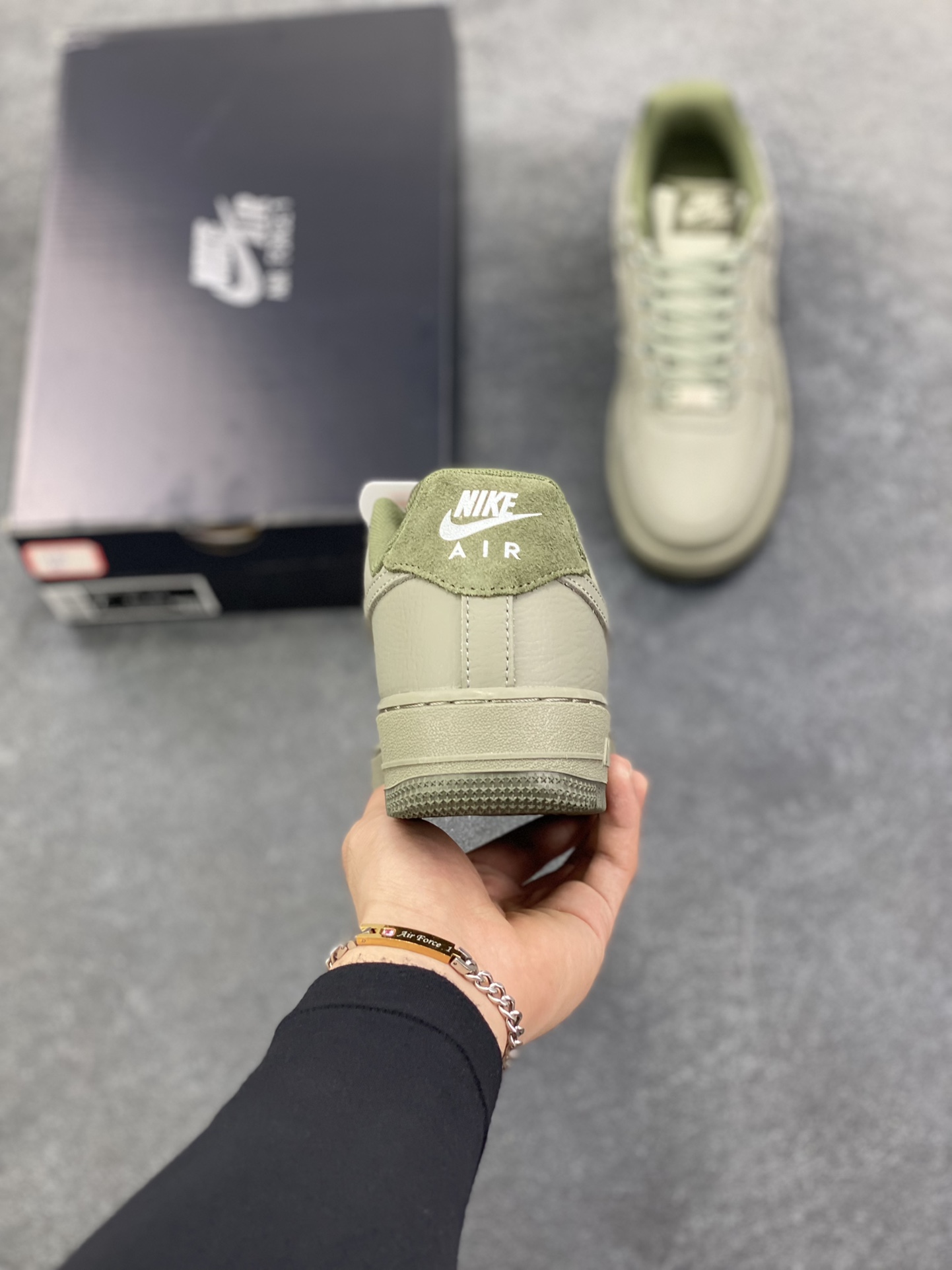 图片[4]-Air Force 1\’ 07 浅军绿小勾 原楦头原纸板 打造纯正空军版型 专注外贸渠道 全掌内置蜂窝气垫 #原盒配件 原厂中底钢印、拉帮完美 货号：HM9483-300 尺码：36 36.5 37.5 38 38.5 39 40 40.5 41 42 42.5 43 44 44.5 45-选品中心