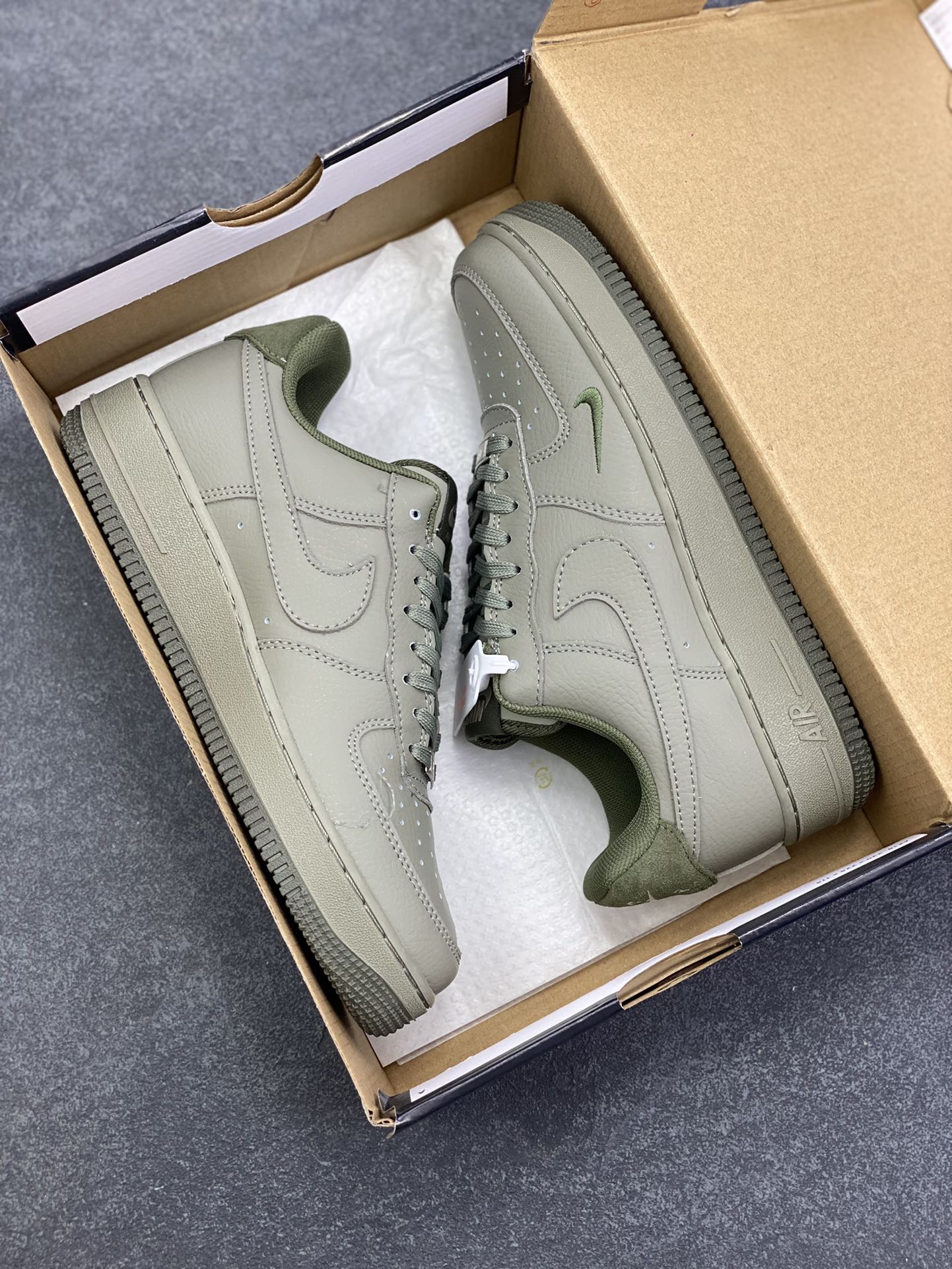 图片[9]-Air Force 1\’ 07 浅军绿小勾 原楦头原纸板 打造纯正空军版型 专注外贸渠道 全掌内置蜂窝气垫 #原盒配件 原厂中底钢印、拉帮完美 货号：HM9483-300 尺码：36 36.5 37.5 38 38.5 39 40 40.5 41 42 42.5 43 44 44.5 45-选品中心