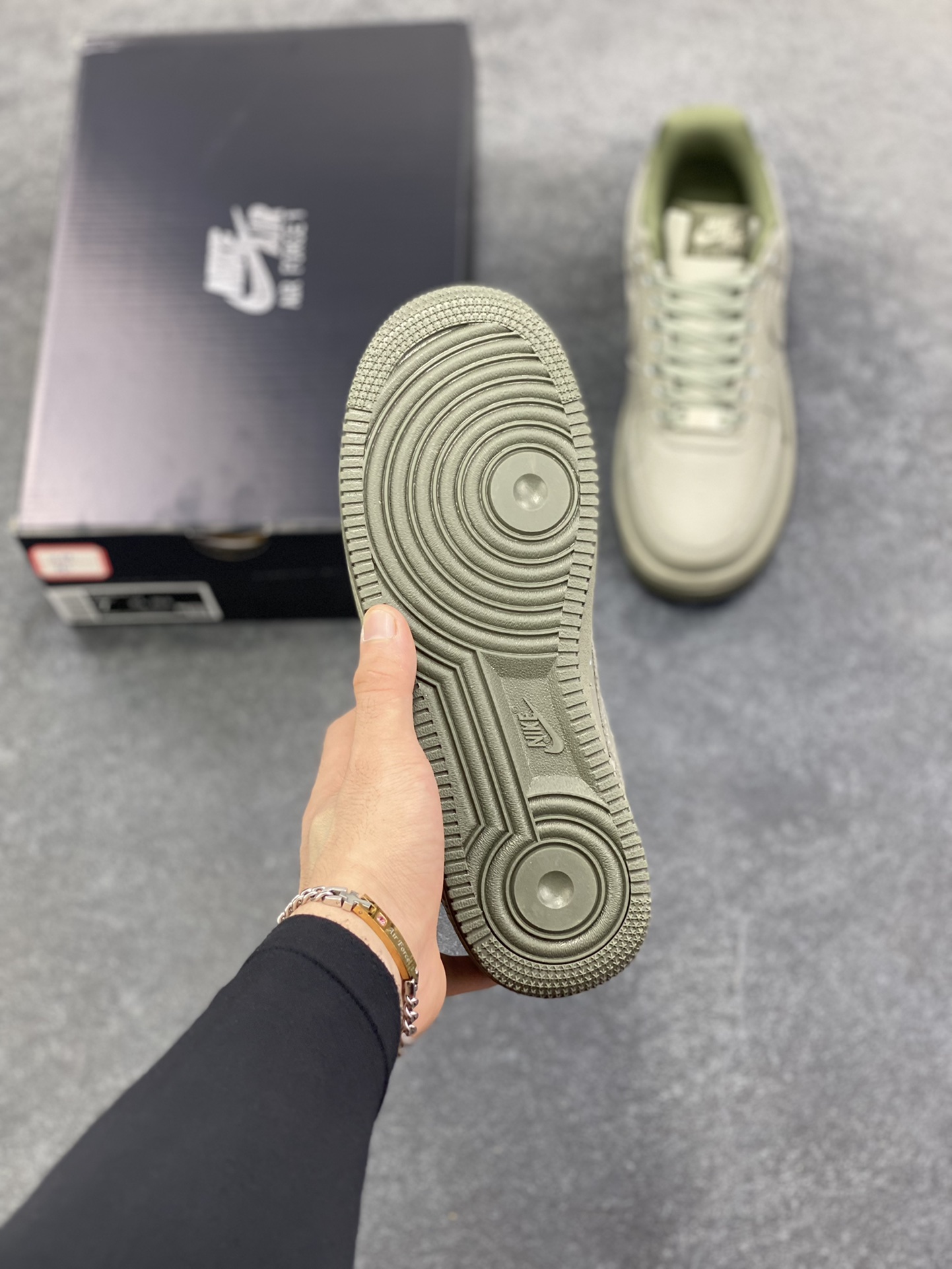 图片[5]-Air Force 1\’ 07 浅军绿小勾 原楦头原纸板 打造纯正空军版型 专注外贸渠道 全掌内置蜂窝气垫 #原盒配件 原厂中底钢印、拉帮完美 货号：HM9483-300 尺码：36 36.5 37.5 38 38.5 39 40 40.5 41 42 42.5 43 44 44.5 45-选品中心