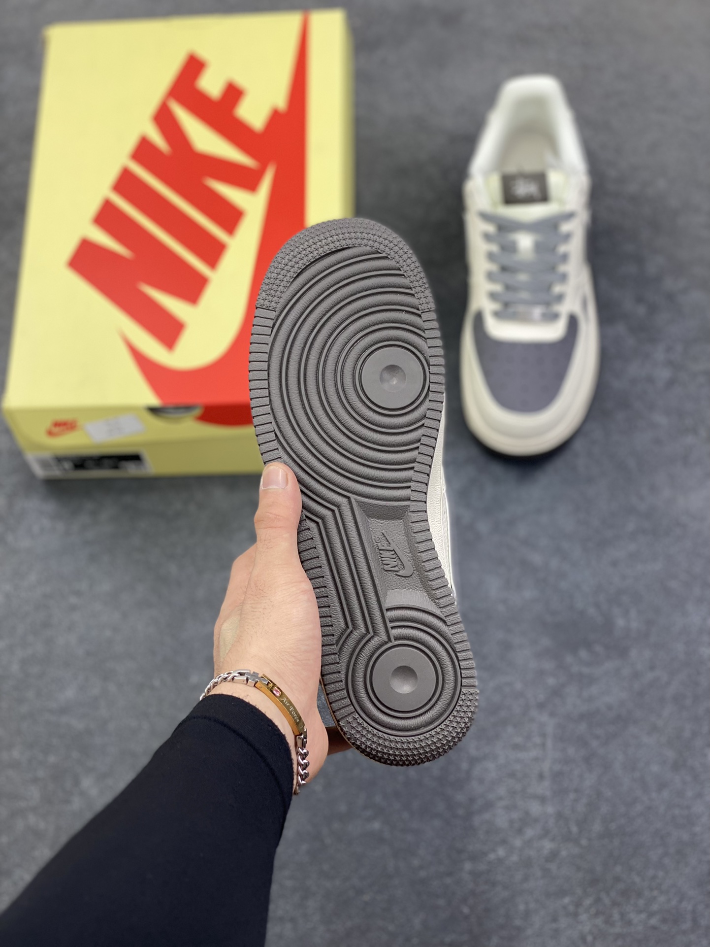 图片[5]-NIke Air Force 1 \’07 Low “斯图西联名——米深灰帆布”空军一号 低帮 运动鞋 休闲鞋 折边针车 工艺难度大 原楦头原纸板 原装鞋盒 定制五金配件 内置全掌气垫 原厂鞋底 货号：JP8028-011 尺码：36 36.5 37.5 38 38.5 39 40 40.5 41 42 42.5 43 44 44.5 45-选品中心