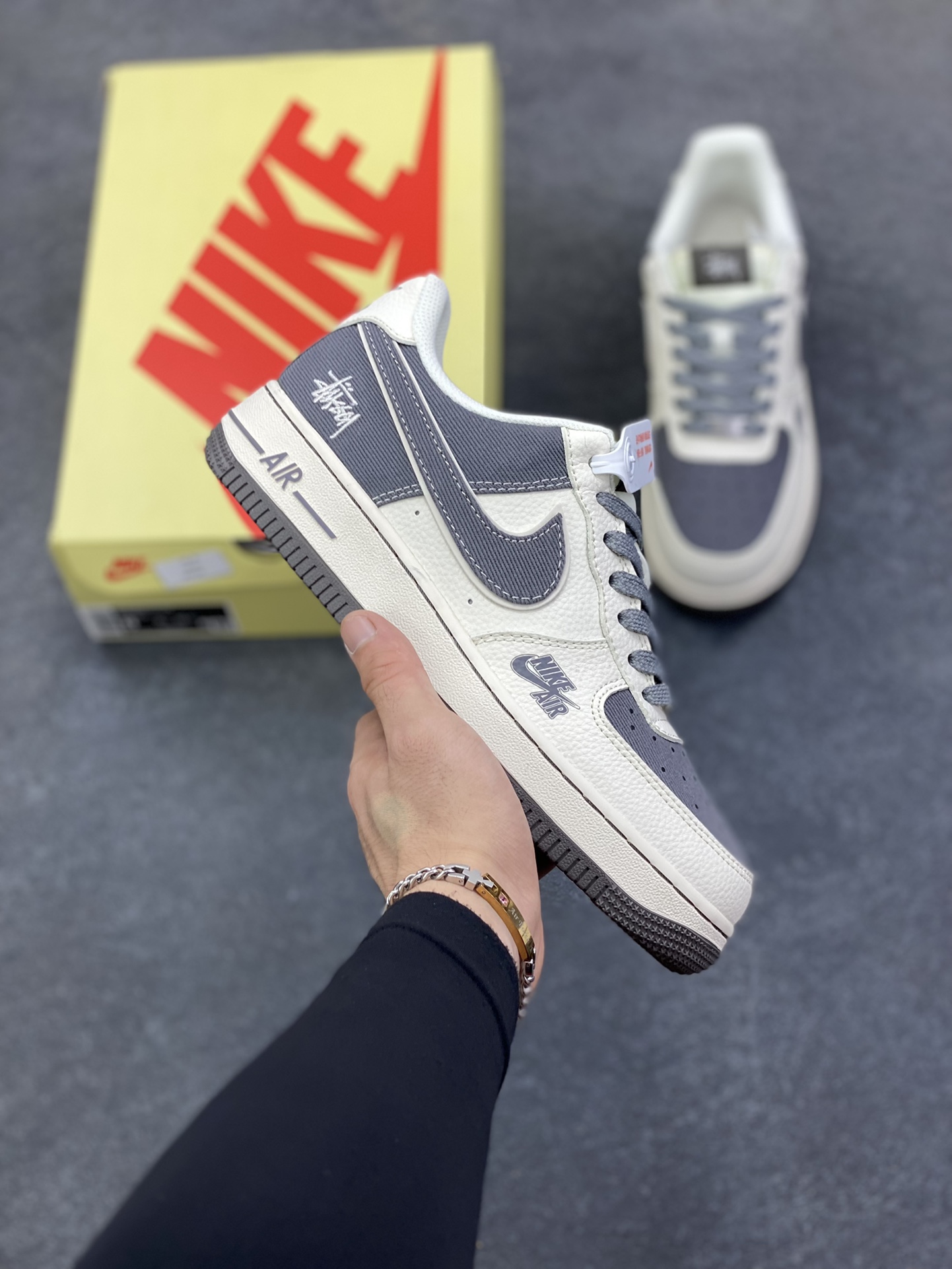 NIke Air Force 1 \’07 Low “斯图西联名——米深灰帆布”空军一号 低帮 运动鞋 休闲鞋 折边针车 工艺难度大 原楦头原纸板 原装鞋盒 定制五金配件 内置全掌气垫 原厂鞋底 货号:JP8028-011 尺码:36 36.5 37.5 38 38.5 39 40 40.5 41 42 42.5 43 44 44.5 45-选品中心