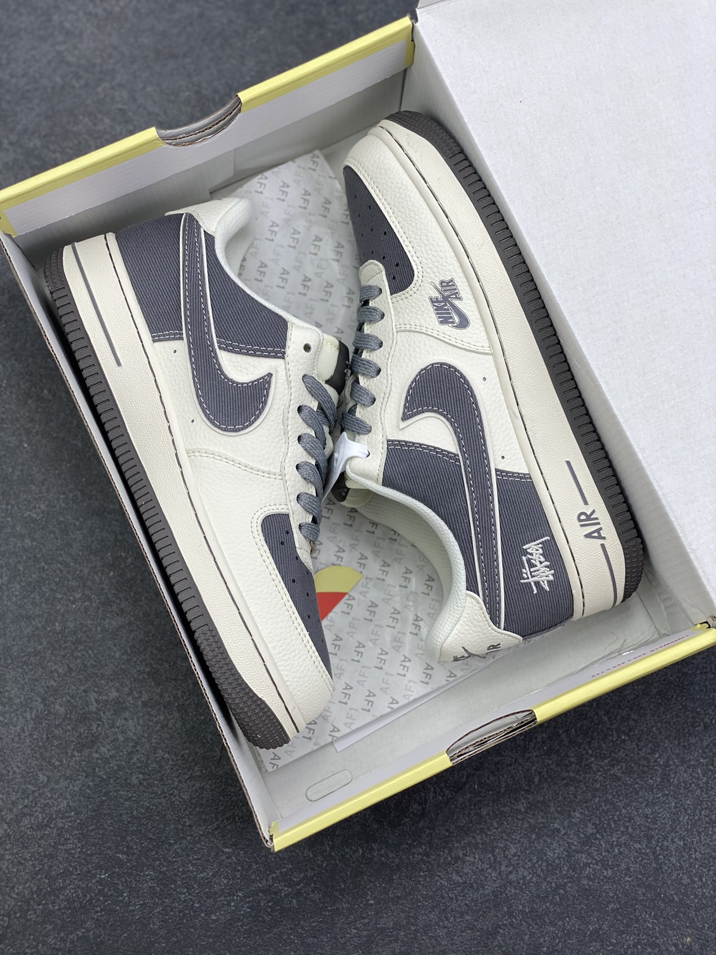 图片[9]-NIke Air Force 1 \’07 Low “斯图西联名——米深灰帆布”空军一号 低帮 运动鞋 休闲鞋 折边针车 工艺难度大 原楦头原纸板 原装鞋盒 定制五金配件 内置全掌气垫 原厂鞋底 货号：JP8028-011 尺码：36 36.5 37.5 38 38.5 39 40 40.5 41 42 42.5 43 44 44.5 45-选品中心