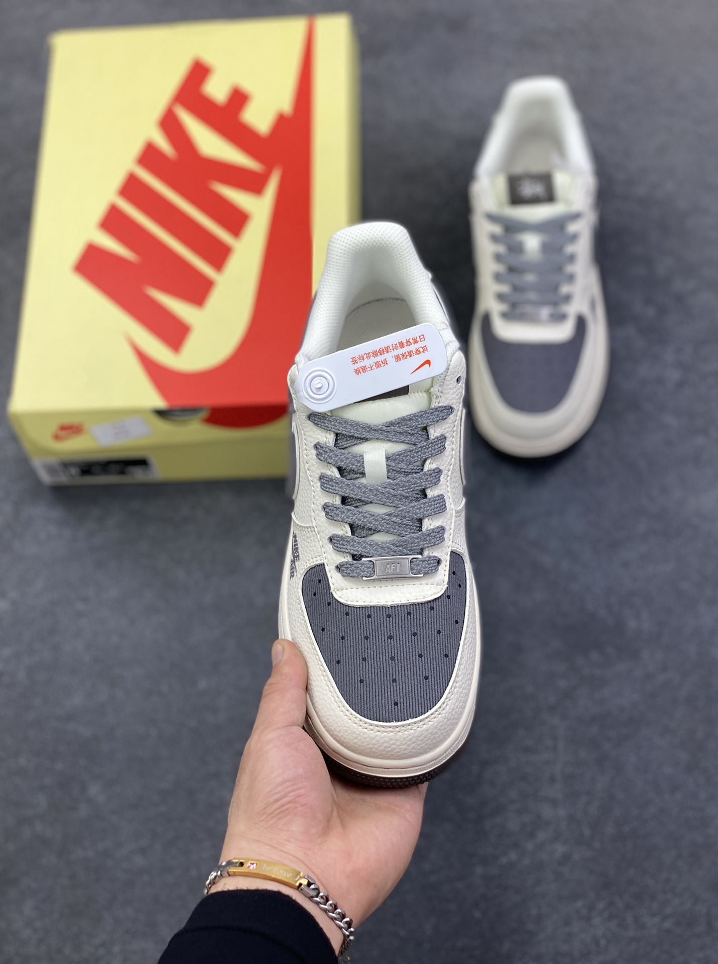 图片[2]-NIke Air Force 1 \’07 Low “斯图西联名——米深灰帆布”空军一号 低帮 运动鞋 休闲鞋 折边针车 工艺难度大 原楦头原纸板 原装鞋盒 定制五金配件 内置全掌气垫 原厂鞋底 货号：JP8028-011 尺码：36 36.5 37.5 38 38.5 39 40 40.5 41 42 42.5 43 44 44.5 45-选品中心