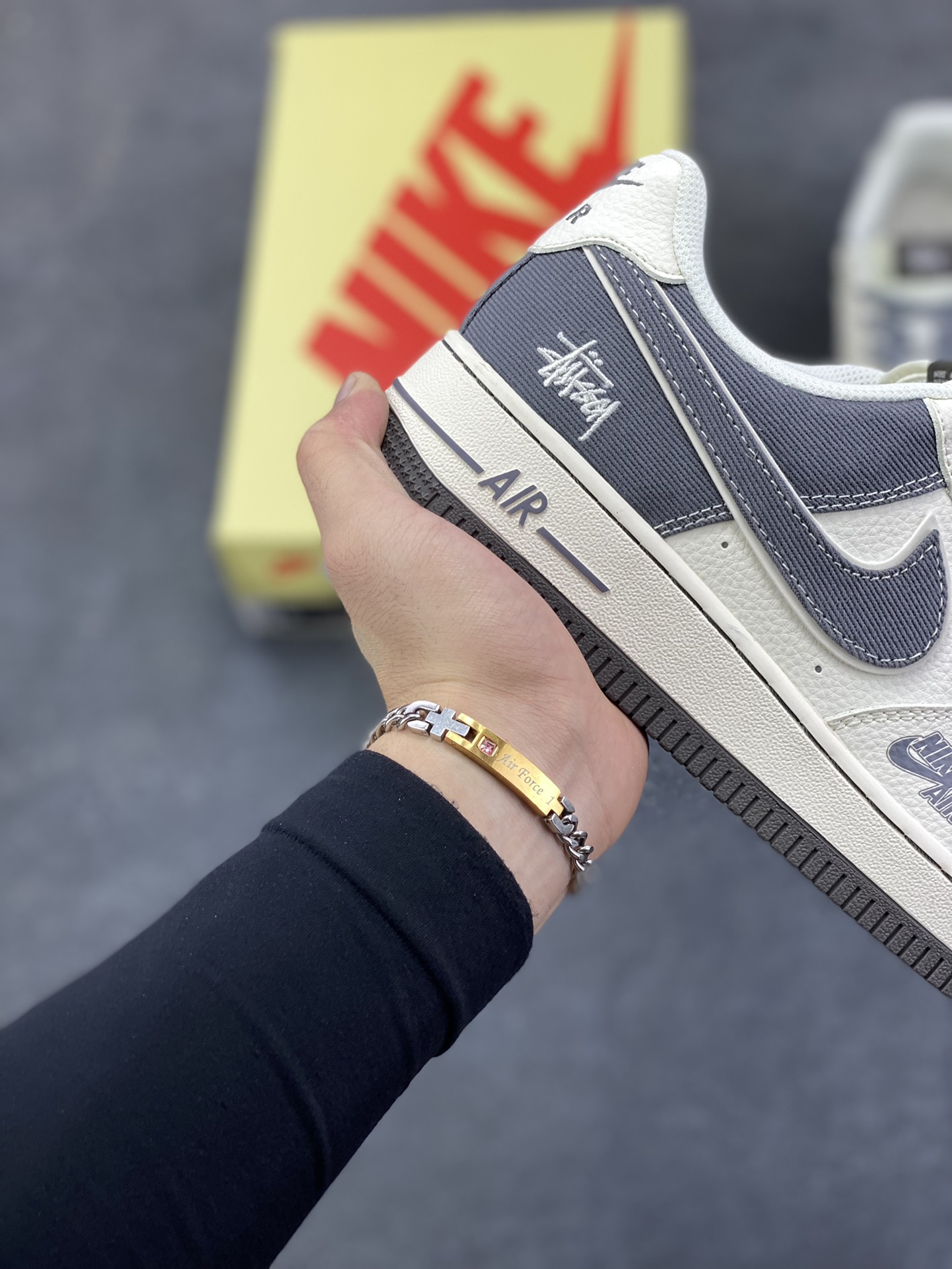 图片[6]-NIke Air Force 1 \’07 Low “斯图西联名——米深灰帆布”空军一号 低帮 运动鞋 休闲鞋 折边针车 工艺难度大 原楦头原纸板 原装鞋盒 定制五金配件 内置全掌气垫 原厂鞋底 货号：JP8028-011 尺码：36 36.5 37.5 38 38.5 39 40 40.5 41 42 42.5 43 44 44.5 45-选品中心