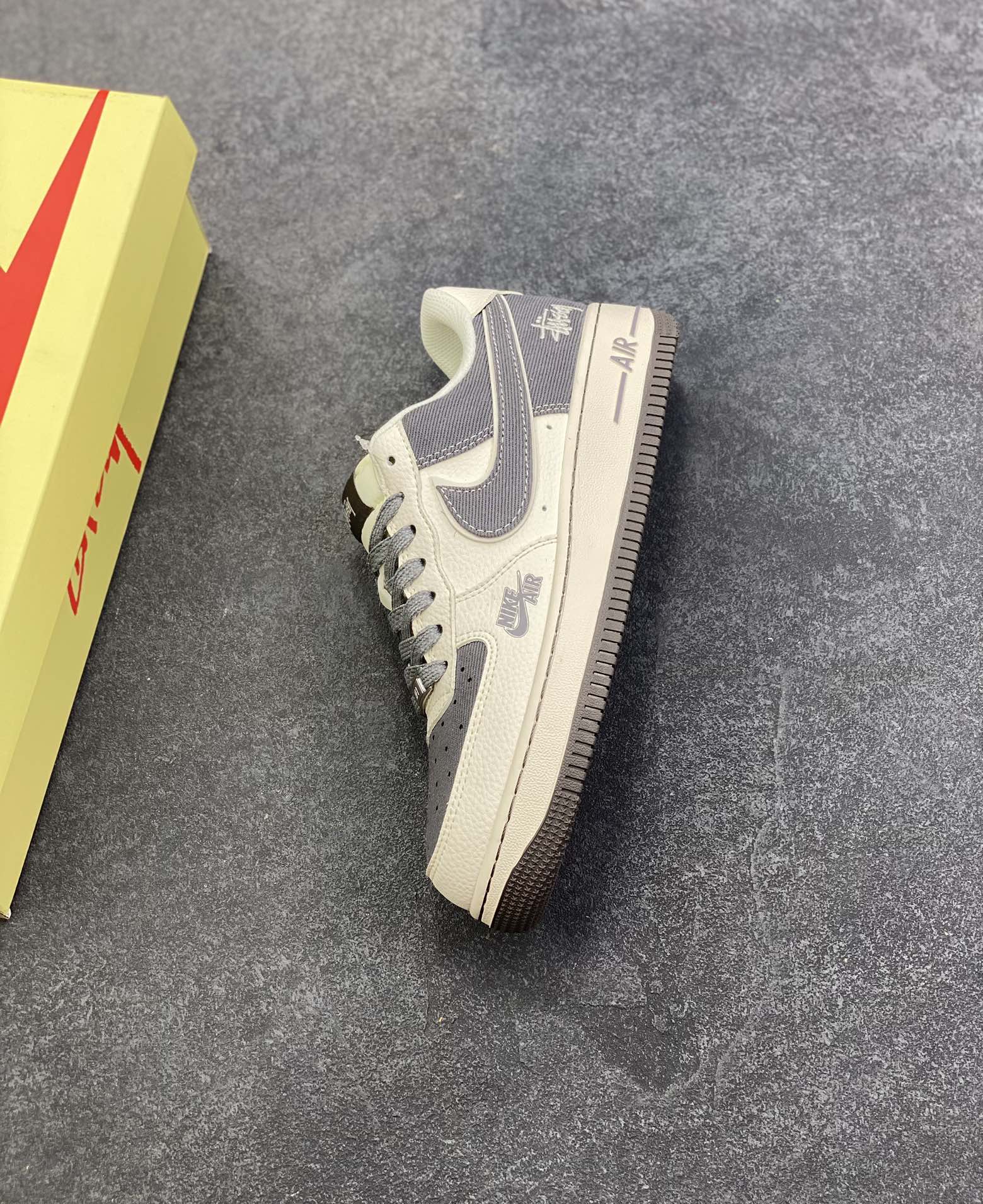 图片[7]-NIke Air Force 1 \’07 Low “斯图西联名——米深灰帆布”空军一号 低帮 运动鞋 休闲鞋 折边针车 工艺难度大 原楦头原纸板 原装鞋盒 定制五金配件 内置全掌气垫 原厂鞋底 货号：JP8028-011 尺码：36 36.5 37.5 38 38.5 39 40 40.5 41 42 42.5 43 44 44.5 45-选品中心