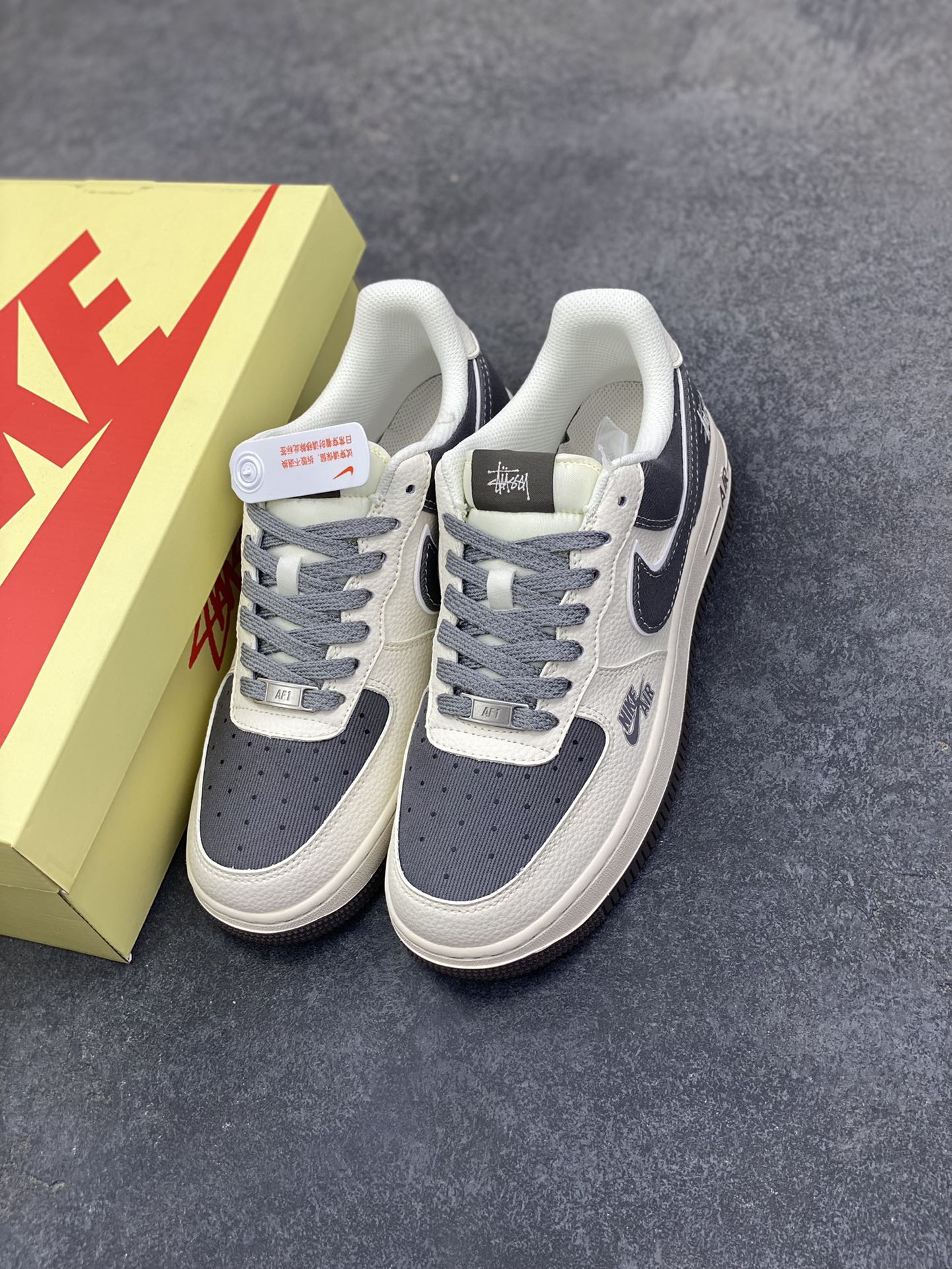 图片[8]-NIke Air Force 1 \’07 Low “斯图西联名——米深灰帆布”空军一号 低帮 运动鞋 休闲鞋 折边针车 工艺难度大 原楦头原纸板 原装鞋盒 定制五金配件 内置全掌气垫 原厂鞋底 货号：JP8028-011 尺码：36 36.5 37.5 38 38.5 39 40 40.5 41 42 42.5 43 44 44.5 45-选品中心