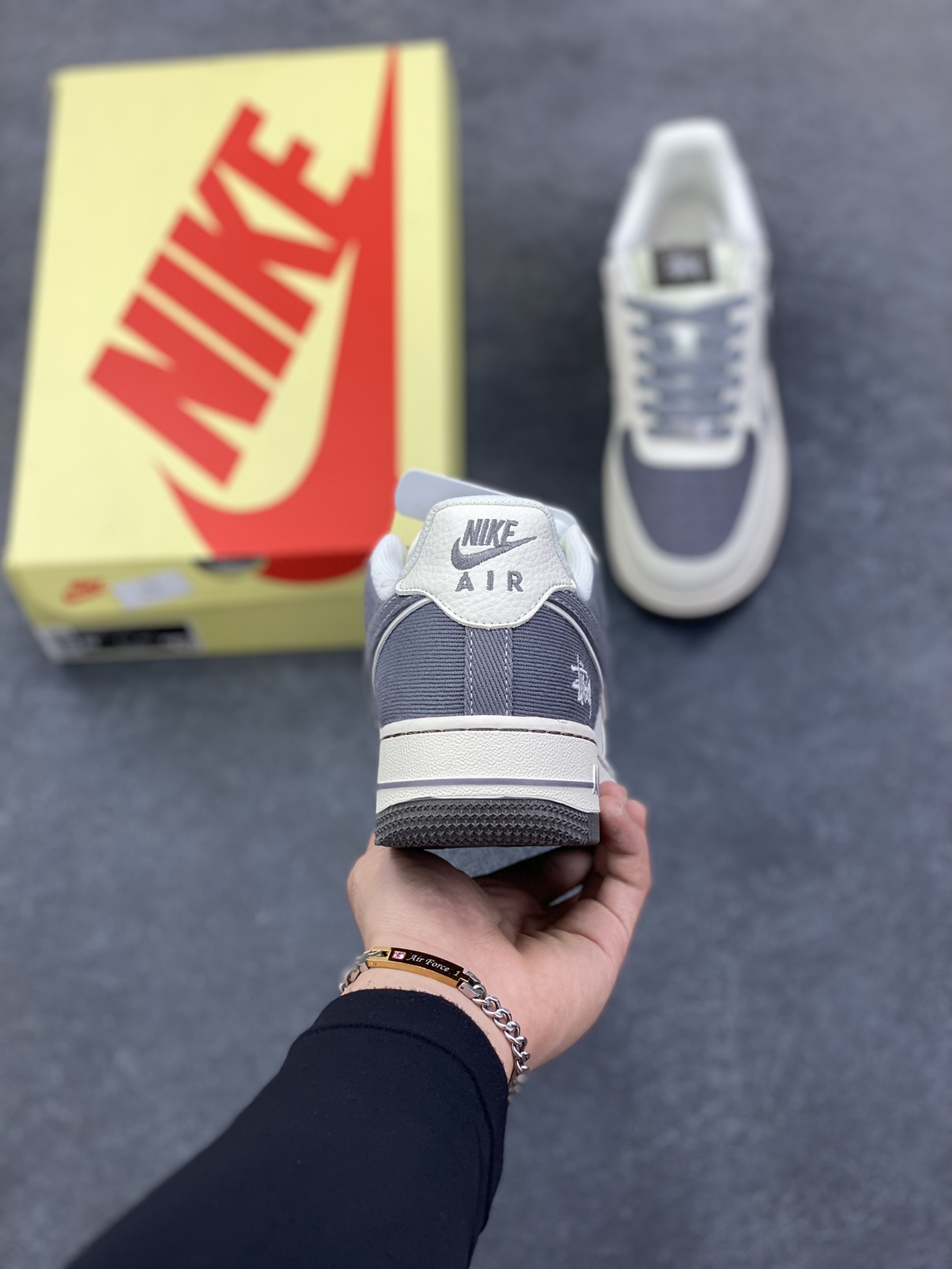图片[4]-NIke Air Force 1 \’07 Low “斯图西联名——米深灰帆布”空军一号 低帮 运动鞋 休闲鞋 折边针车 工艺难度大 原楦头原纸板 原装鞋盒 定制五金配件 内置全掌气垫 原厂鞋底 货号：JP8028-011 尺码：36 36.5 37.5 38 38.5 39 40 40.5 41 42 42.5 43 44 44.5 45-选品中心