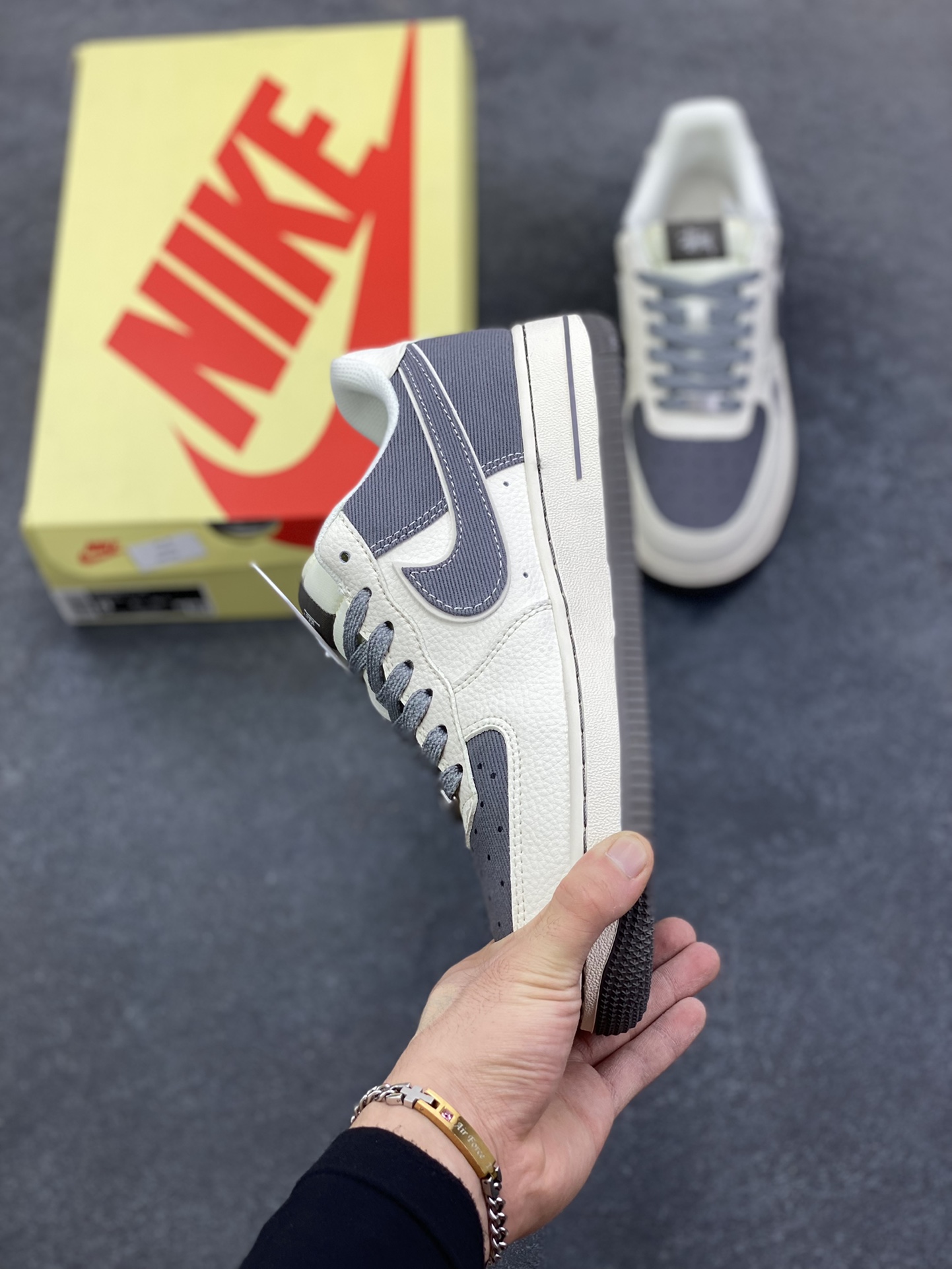 图片[3]-NIke Air Force 1 \’07 Low “斯图西联名——米深灰帆布”空军一号 低帮 运动鞋 休闲鞋 折边针车 工艺难度大 原楦头原纸板 原装鞋盒 定制五金配件 内置全掌气垫 原厂鞋底 货号：JP8028-011 尺码：36 36.5 37.5 38 38.5 39 40 40.5 41 42 42.5 43 44 44.5 45-选品中心