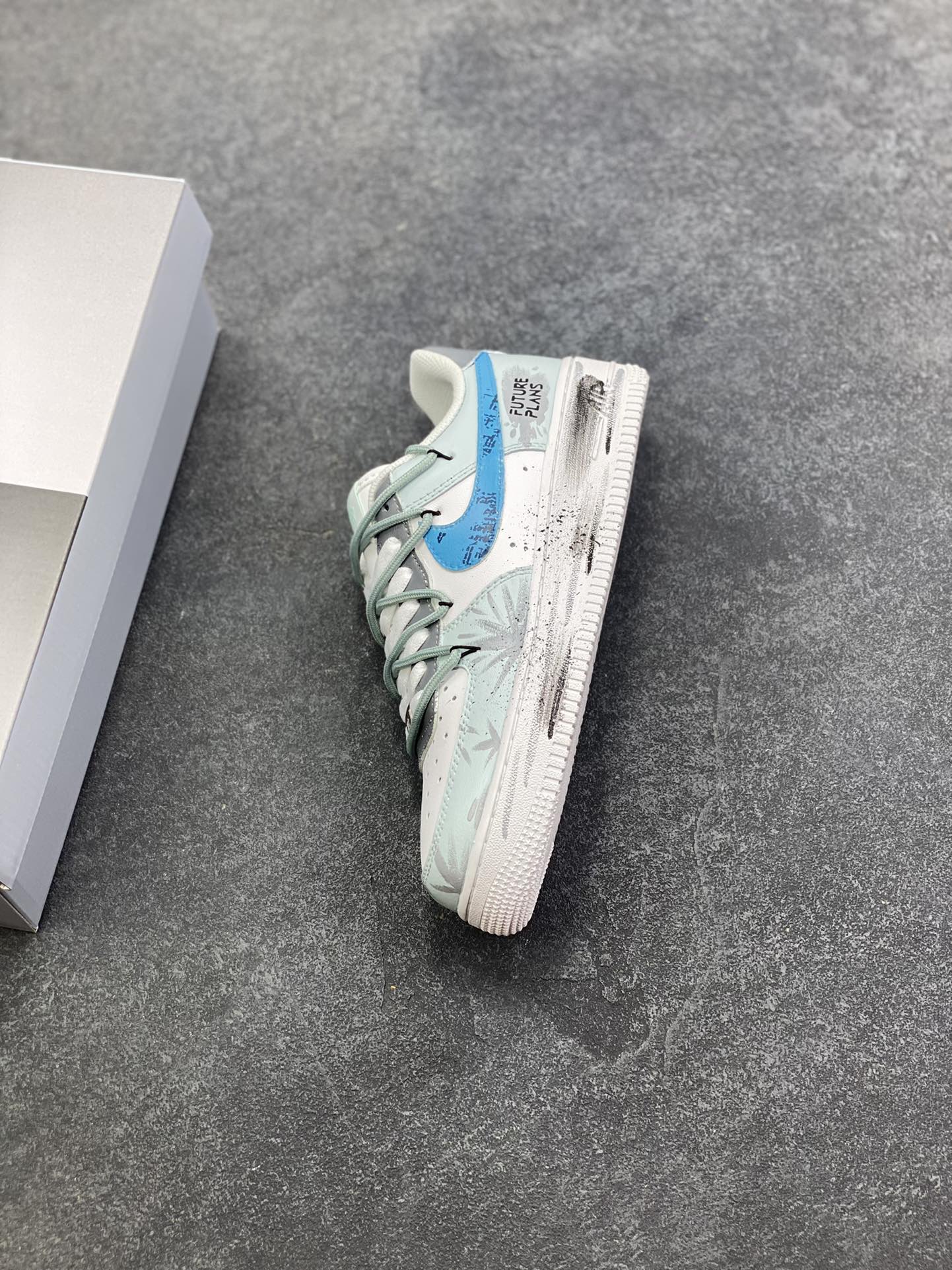 图片[7]-Nike Air Force 1\’07 Low \”Grey Tune Era\” 手绘涂鸦 灰调纪元 空军一号低帮休闲板鞋  #鞋身以层次丰富的灰白为基底，泼墨与做旧质感如时光留下的斑驳印记，又似未来城市废墟上的艺术涂鸦；蓝调 Swoosh 与 “FUTURE PLANS” 字样划破灰调沉寂，既是对先锋构想的直白宣告，也为整体注入灵动张力。它将复古鞋型的经典骨架，转化为承载未来畅想的载体 货号：LJ8822-202  尺码：36 36.5 37.5 38 38.5 39 40 40.5 41 42 42.5 43 44 44.5 45-选品中心