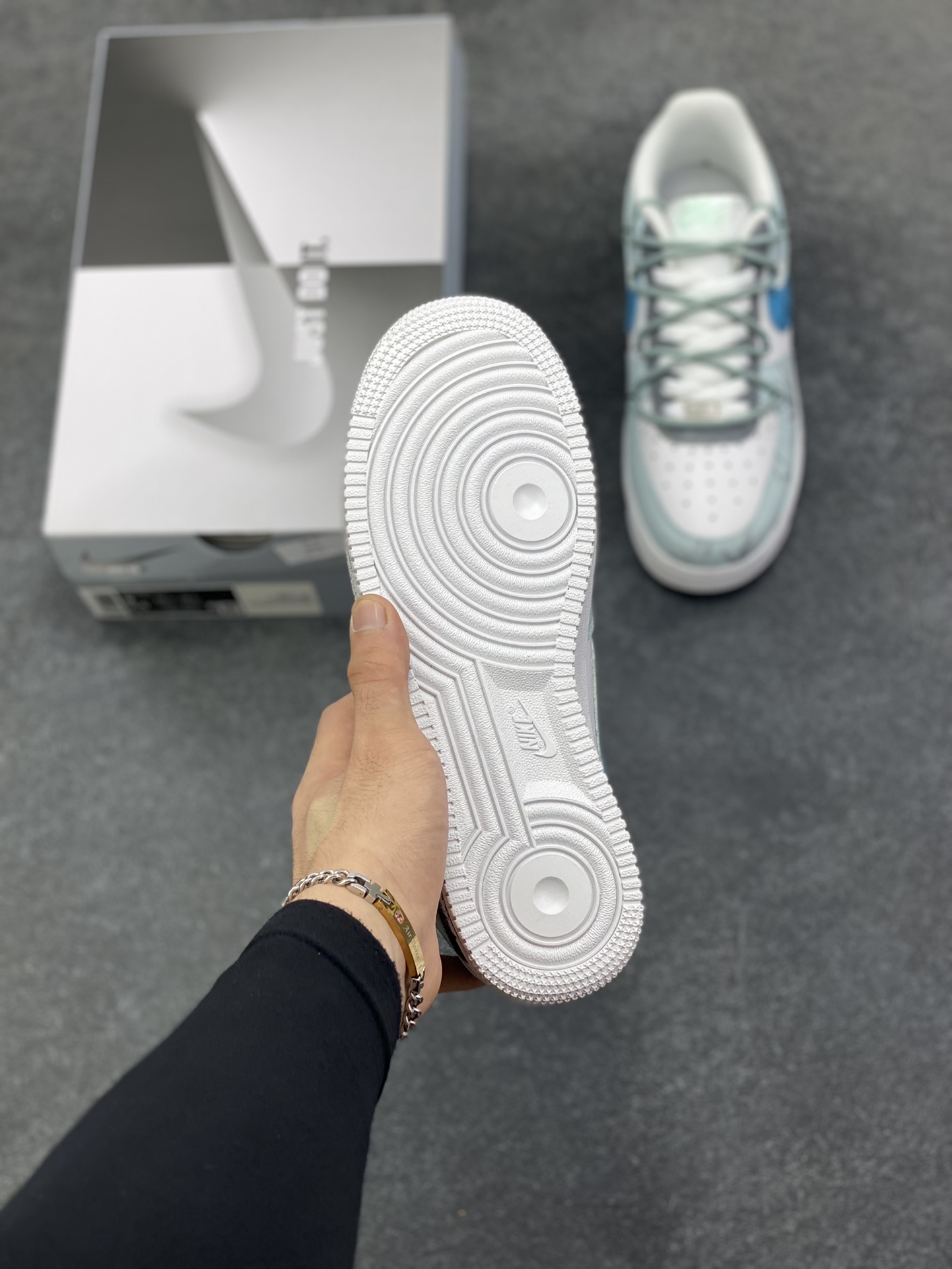 图片[5]-Nike Air Force 1\’07 Low \”Grey Tune Era\” 手绘涂鸦 灰调纪元 空军一号低帮休闲板鞋  #鞋身以层次丰富的灰白为基底，泼墨与做旧质感如时光留下的斑驳印记，又似未来城市废墟上的艺术涂鸦；蓝调 Swoosh 与 “FUTURE PLANS” 字样划破灰调沉寂，既是对先锋构想的直白宣告，也为整体注入灵动张力。它将复古鞋型的经典骨架，转化为承载未来畅想的载体 货号：LJ8822-202  尺码：36 36.5 37.5 38 38.5 39 40 40.5 41 42 42.5 43 44 44.5 45-选品中心