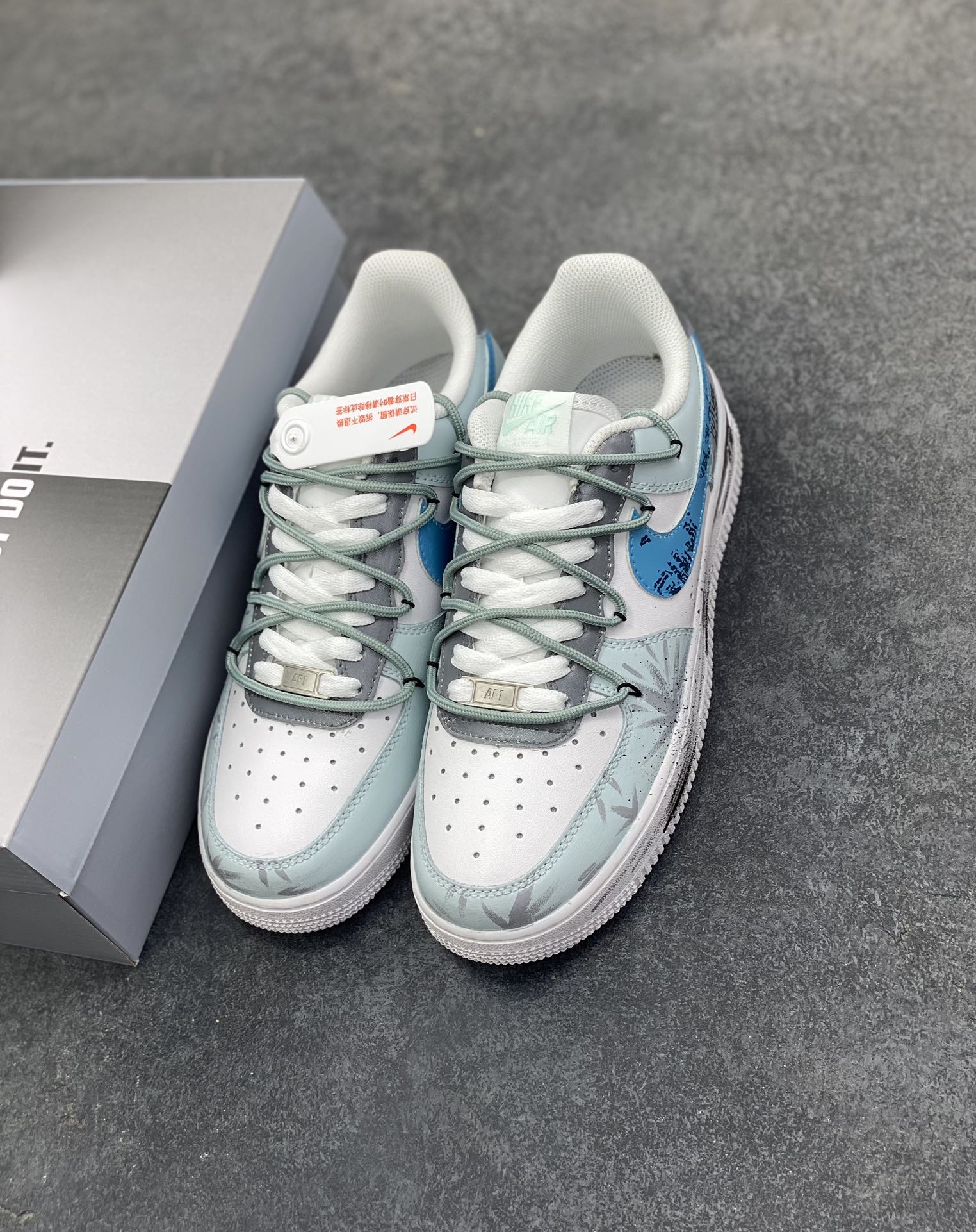 图片[8]-Nike Air Force 1\’07 Low \”Grey Tune Era\” 手绘涂鸦 灰调纪元 空军一号低帮休闲板鞋  #鞋身以层次丰富的灰白为基底，泼墨与做旧质感如时光留下的斑驳印记，又似未来城市废墟上的艺术涂鸦；蓝调 Swoosh 与 “FUTURE PLANS” 字样划破灰调沉寂，既是对先锋构想的直白宣告，也为整体注入灵动张力。它将复古鞋型的经典骨架，转化为承载未来畅想的载体 货号：LJ8822-202  尺码：36 36.5 37.5 38 38.5 39 40 40.5 41 42 42.5 43 44 44.5 45-选品中心