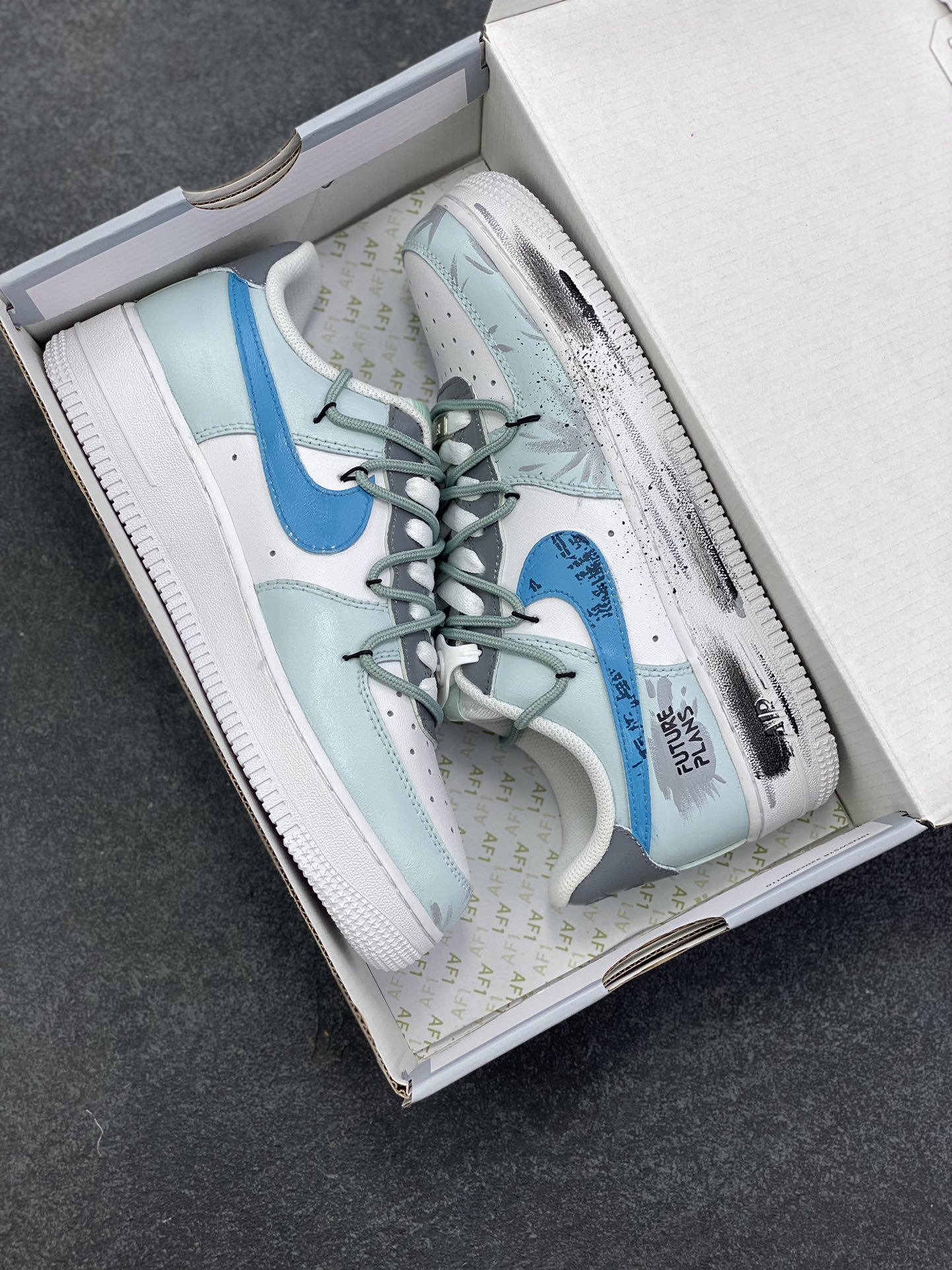 图片[9]-Nike Air Force 1\’07 Low \”Grey Tune Era\” 手绘涂鸦 灰调纪元 空军一号低帮休闲板鞋  #鞋身以层次丰富的灰白为基底，泼墨与做旧质感如时光留下的斑驳印记，又似未来城市废墟上的艺术涂鸦；蓝调 Swoosh 与 “FUTURE PLANS” 字样划破灰调沉寂，既是对先锋构想的直白宣告，也为整体注入灵动张力。它将复古鞋型的经典骨架，转化为承载未来畅想的载体 货号：LJ8822-202  尺码：36 36.5 37.5 38 38.5 39 40 40.5 41 42 42.5 43 44 44.5 45-选品中心