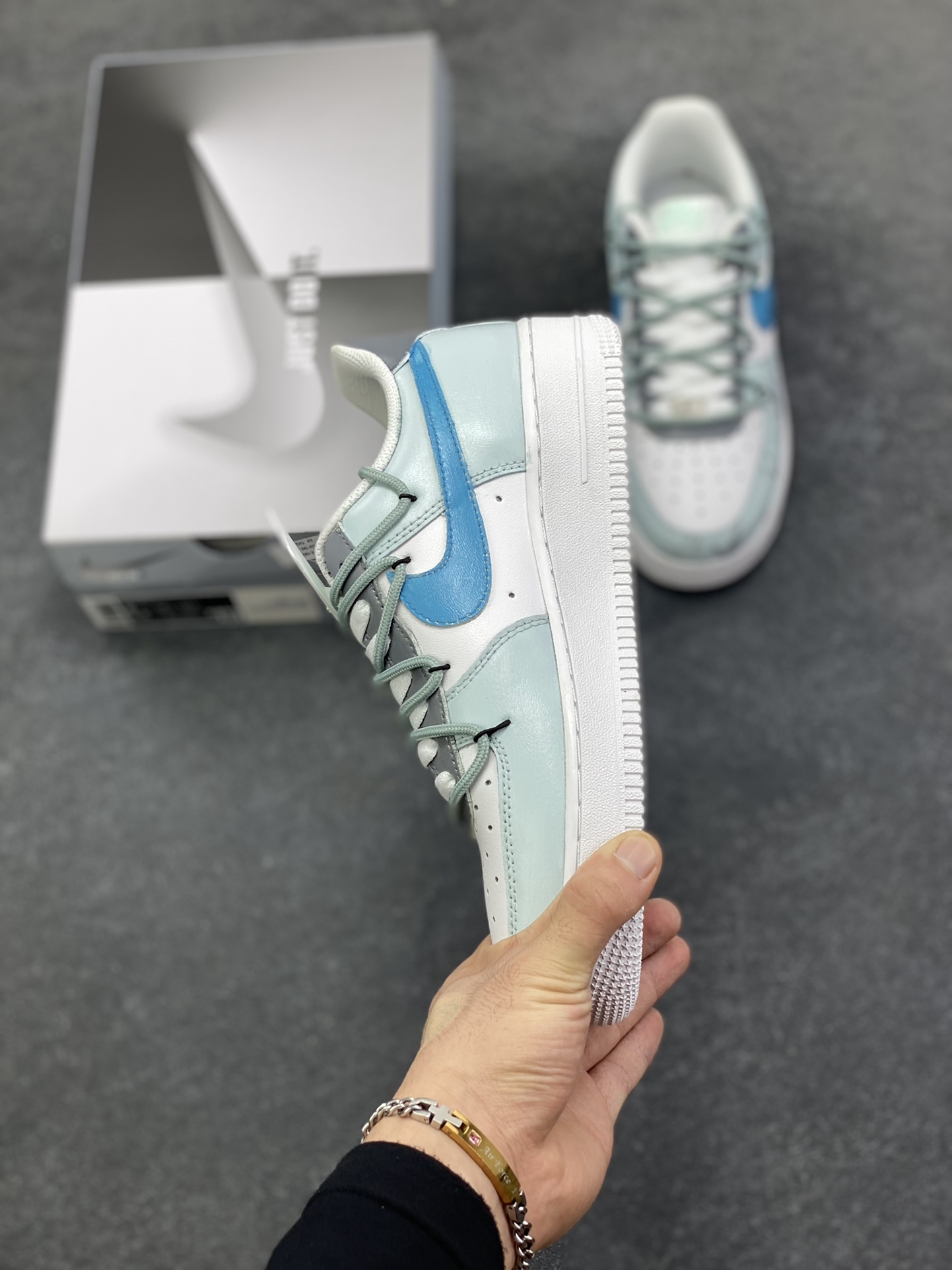 图片[3]-Nike Air Force 1\’07 Low \”Grey Tune Era\” 手绘涂鸦 灰调纪元 空军一号低帮休闲板鞋  #鞋身以层次丰富的灰白为基底，泼墨与做旧质感如时光留下的斑驳印记，又似未来城市废墟上的艺术涂鸦；蓝调 Swoosh 与 “FUTURE PLANS” 字样划破灰调沉寂，既是对先锋构想的直白宣告，也为整体注入灵动张力。它将复古鞋型的经典骨架，转化为承载未来畅想的载体 货号：LJ8822-202  尺码：36 36.5 37.5 38 38.5 39 40 40.5 41 42 42.5 43 44 44.5 45-选品中心