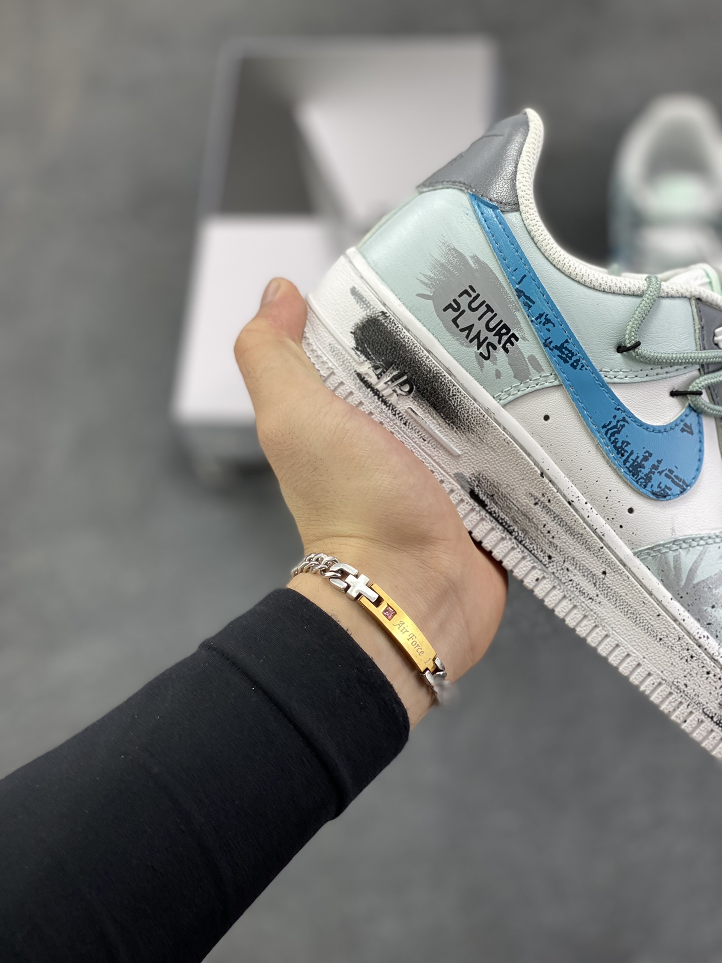 图片[6]-Nike Air Force 1\’07 Low \”Grey Tune Era\” 手绘涂鸦 灰调纪元 空军一号低帮休闲板鞋  #鞋身以层次丰富的灰白为基底，泼墨与做旧质感如时光留下的斑驳印记，又似未来城市废墟上的艺术涂鸦；蓝调 Swoosh 与 “FUTURE PLANS” 字样划破灰调沉寂，既是对先锋构想的直白宣告，也为整体注入灵动张力。它将复古鞋型的经典骨架，转化为承载未来畅想的载体 货号：LJ8822-202  尺码：36 36.5 37.5 38 38.5 39 40 40.5 41 42 42.5 43 44 44.5 45-选品中心