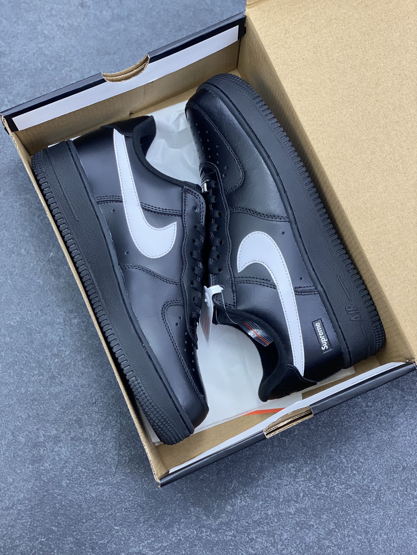 图片[9]-Nike Air Force 1 Low Supreme联名 空军一号低帮运动休闲板鞋 原楦头原纸板 打造纯正空军版型 专注外贸渠道 全掌内置蜂窝气垫 原盒配件 原厂中底钢印、拉帮完美 货号：CU9225-100 尺码：36 36.5 37.5 38 38.5 39 40 40.5 41 42 42.5 43 44 44.5 45-选品中心