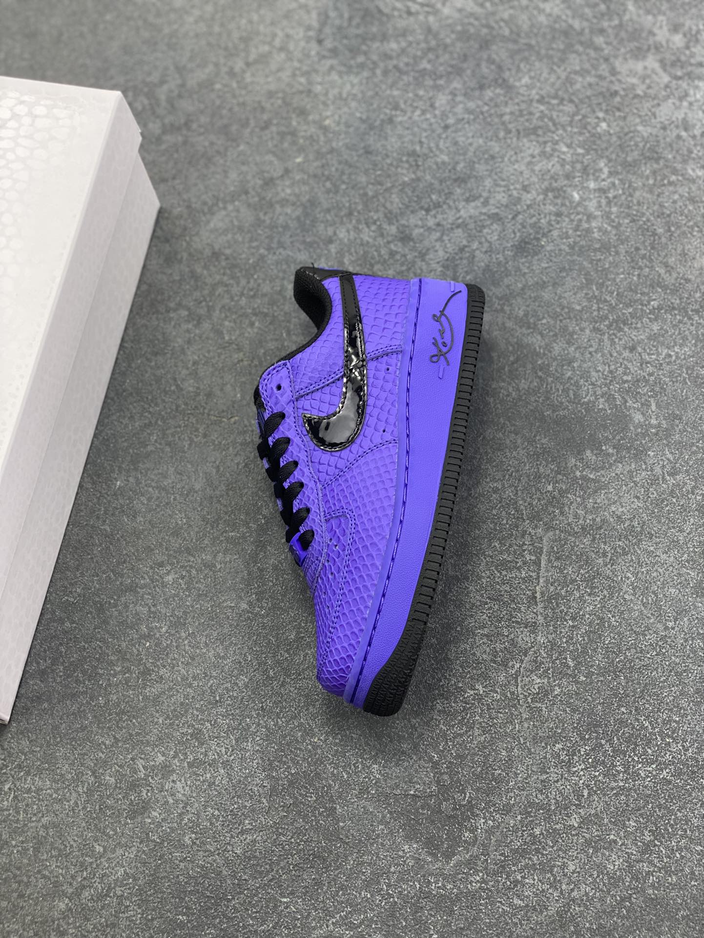 图片[7]-Nike Air Force 1 Low 科比 空军一号低帮运动休闲板鞋 原楦头原纸板 打造纯正空军版型 专注外贸渠道 全掌内置蜂窝气垫 原盒配件 原厂中底钢印、拉帮完美 货号：II7062-500 尺码：36 36.5 37.5 38 38.5 39 40 40.5 41 42 42.5 43 44 44.5 45 46-选品中心