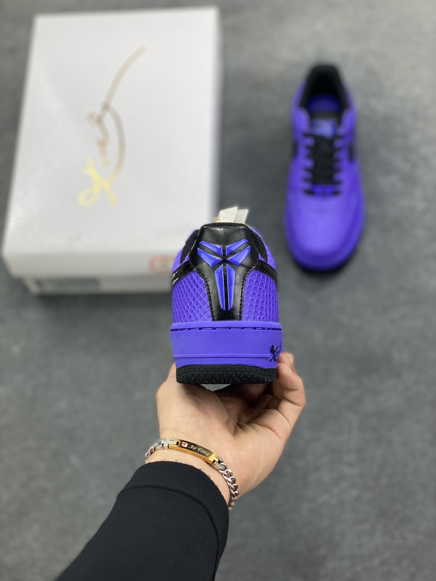 图片[4]-Nike Air Force 1 Low 科比 空军一号低帮运动休闲板鞋 原楦头原纸板 打造纯正空军版型 专注外贸渠道 全掌内置蜂窝气垫 原盒配件 原厂中底钢印、拉帮完美 货号：II7062-500 尺码：36 36.5 37.5 38 38.5 39 40 40.5 41 42 42.5 43 44 44.5 45 46-选品中心