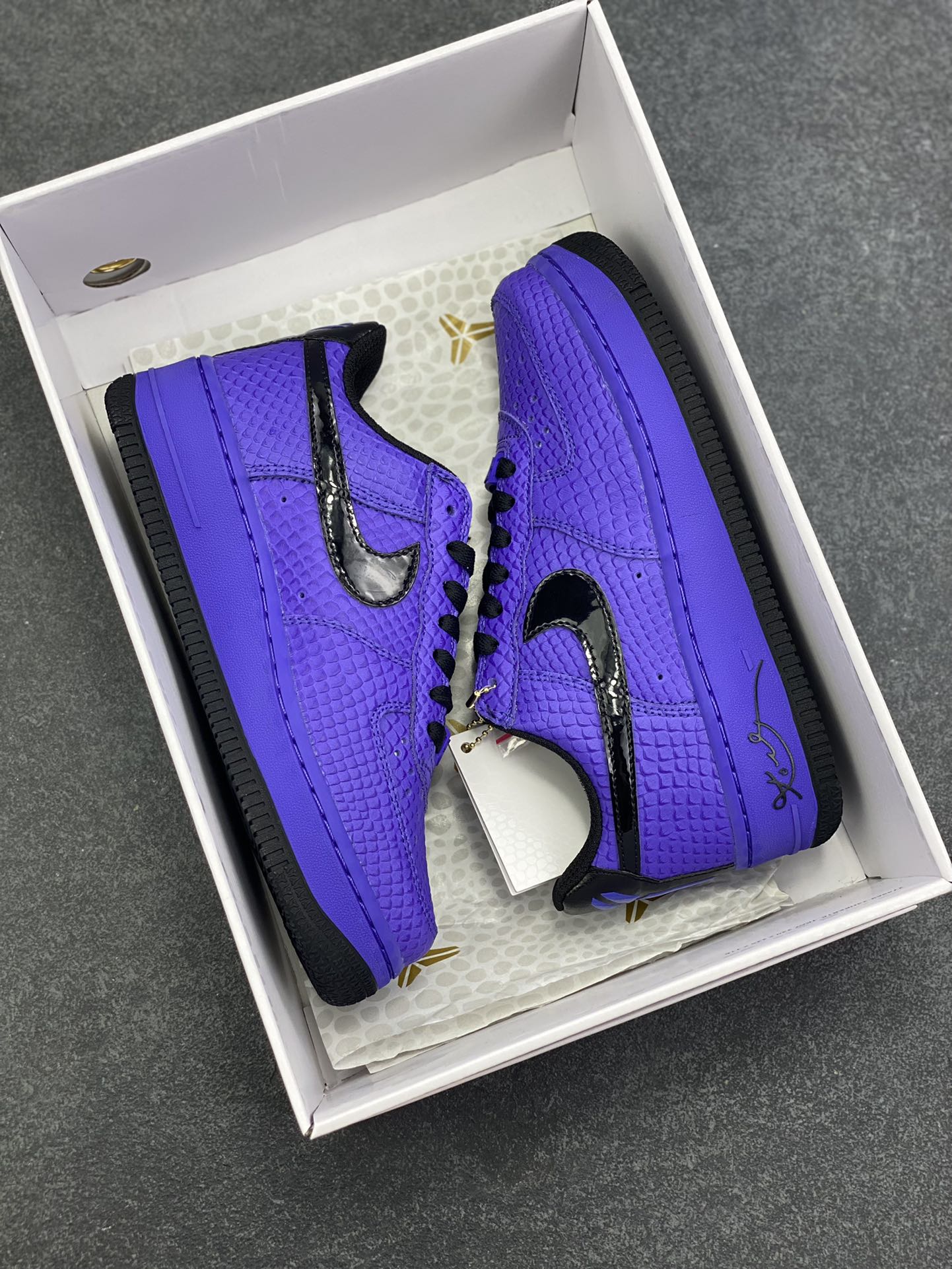 图片[9]-Nike Air Force 1 Low 科比 空军一号低帮运动休闲板鞋 原楦头原纸板 打造纯正空军版型 专注外贸渠道 全掌内置蜂窝气垫 原盒配件 原厂中底钢印、拉帮完美 货号：II7062-500 尺码：36 36.5 37.5 38 38.5 39 40 40.5 41 42 42.5 43 44 44.5 45 46-选品中心