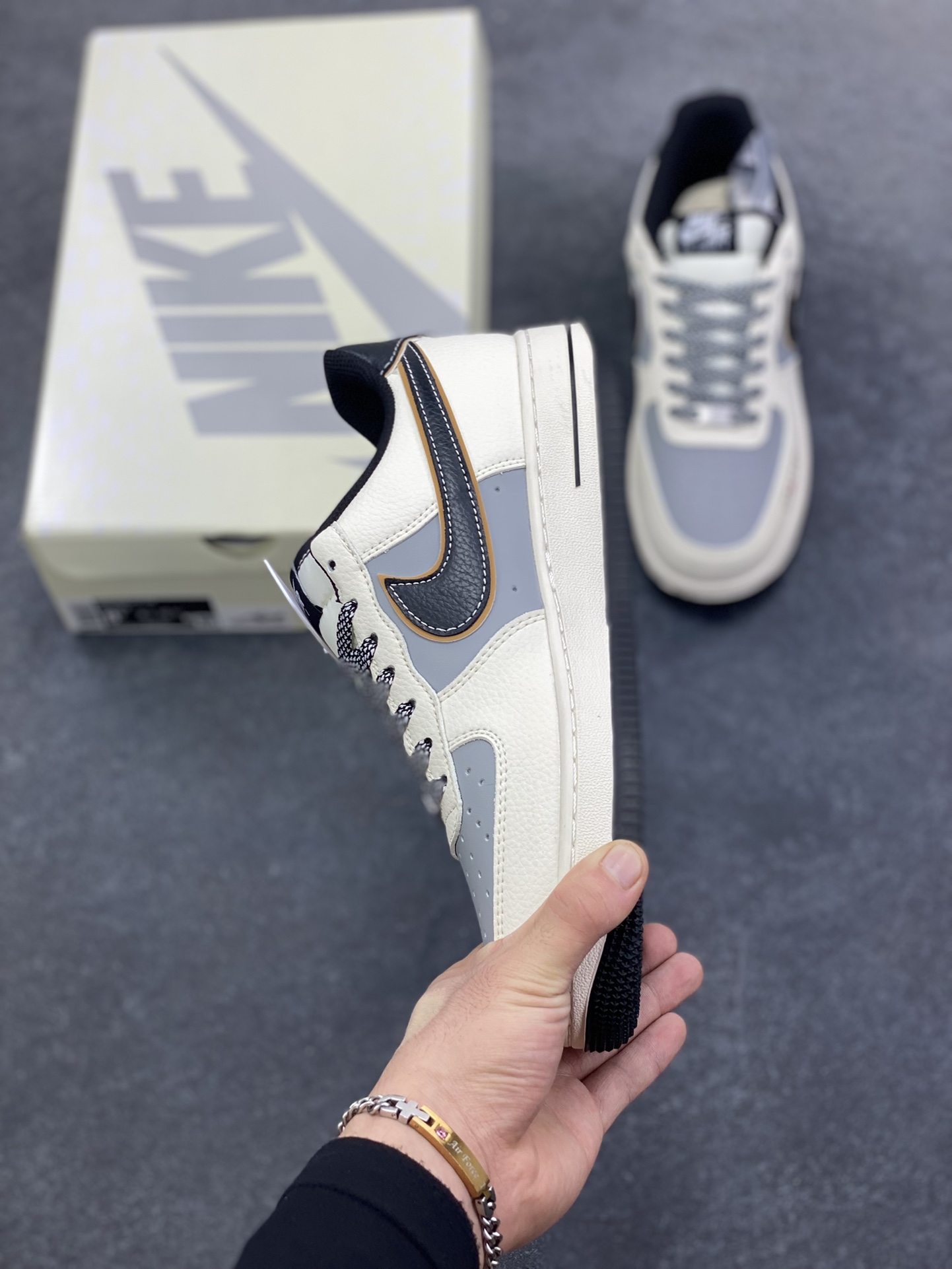 图片[3]-NIke Air Force 1 \’07 Low “青衣虾仁——大明不妙曲”空军一号 低帮 运动鞋 休闲鞋 折边针车 工艺难度大 原楦头原纸板 原装鞋盒 定制五金配件 内置全掌气垫 原厂鞋底 货号：SM6668-118 尺码：36 36.5 37.5 38 38.5 39 40 40.5 41 42 42.5 43 44 44.5 45-选品中心