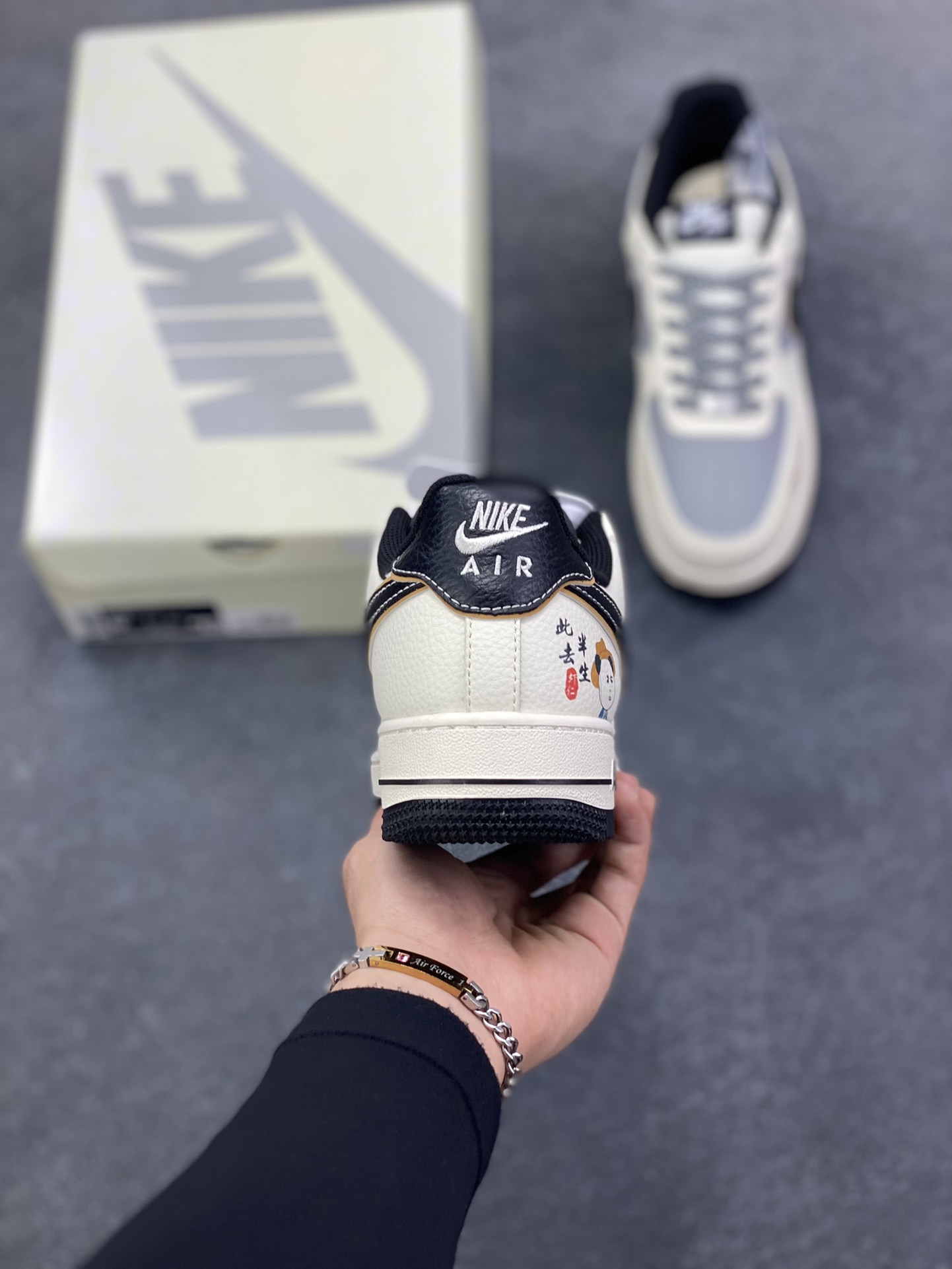 图片[4]-NIke Air Force 1 \’07 Low “青衣虾仁——大明不妙曲”空军一号 低帮 运动鞋 休闲鞋 折边针车 工艺难度大 原楦头原纸板 原装鞋盒 定制五金配件 内置全掌气垫 原厂鞋底 货号：SM6668-118 尺码：36 36.5 37.5 38 38.5 39 40 40.5 41 42 42.5 43 44 44.5 45-选品中心