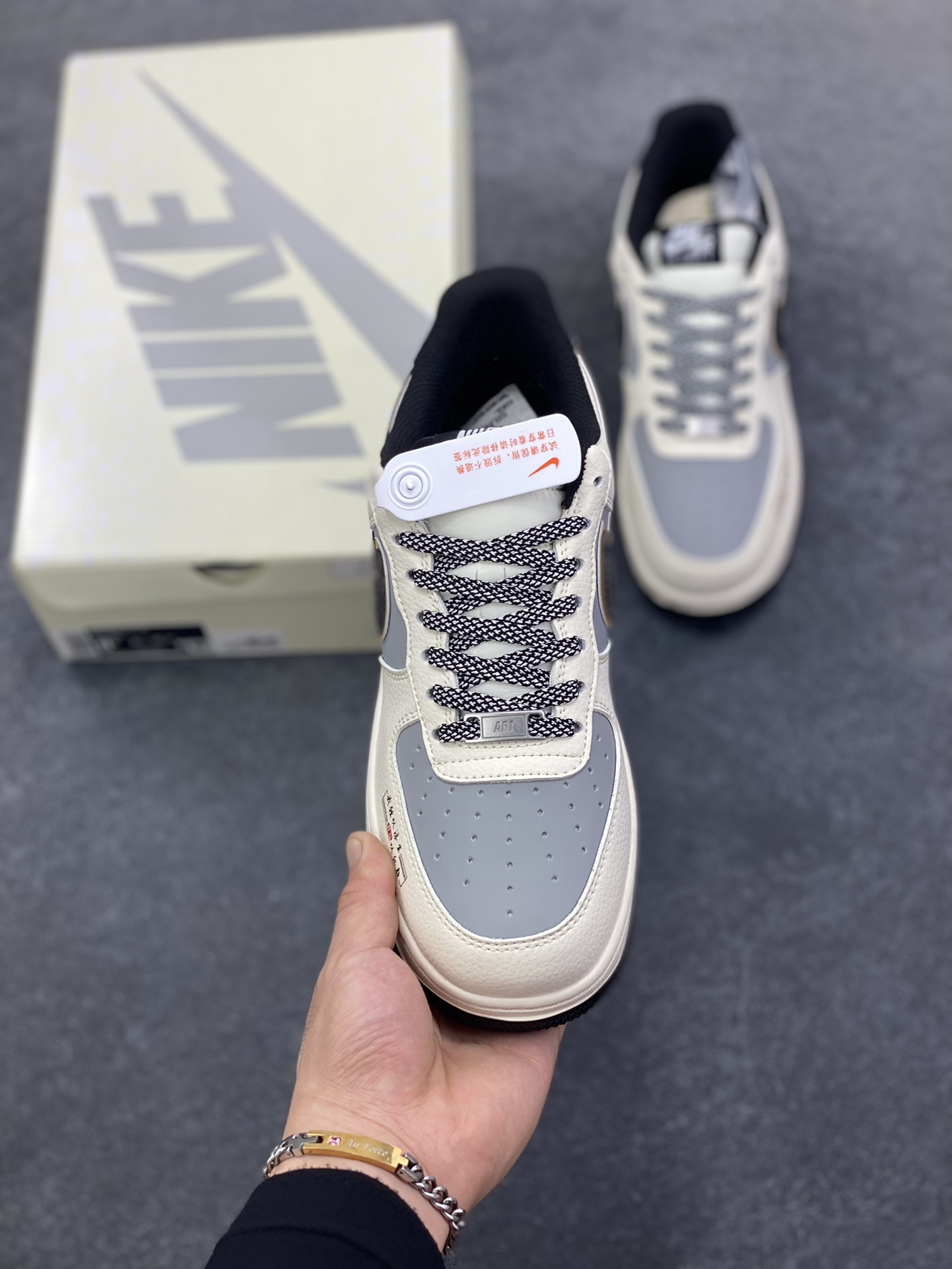 图片[2]-NIke Air Force 1 \’07 Low “青衣虾仁——大明不妙曲”空军一号 低帮 运动鞋 休闲鞋 折边针车 工艺难度大 原楦头原纸板 原装鞋盒 定制五金配件 内置全掌气垫 原厂鞋底 货号：SM6668-118 尺码：36 36.5 37.5 38 38.5 39 40 40.5 41 42 42.5 43 44 44.5 45-选品中心