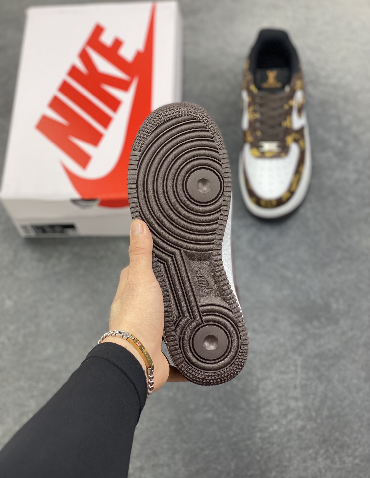 图片[5]-NIke Air Force 1 \’07 Low “LV联名——经典白棕”空军一号 低帮 运动鞋 休闲鞋 折边针车 工艺难度大 原楦头原纸板 原装鞋盒 定制五金配件 内置全掌气垫 原厂鞋底 货号：CZ3986-004 尺码：36 36.5 37.5 38 38.5 39 40 40.5 41 42 42.5 43 44 44.5 45-选品中心
