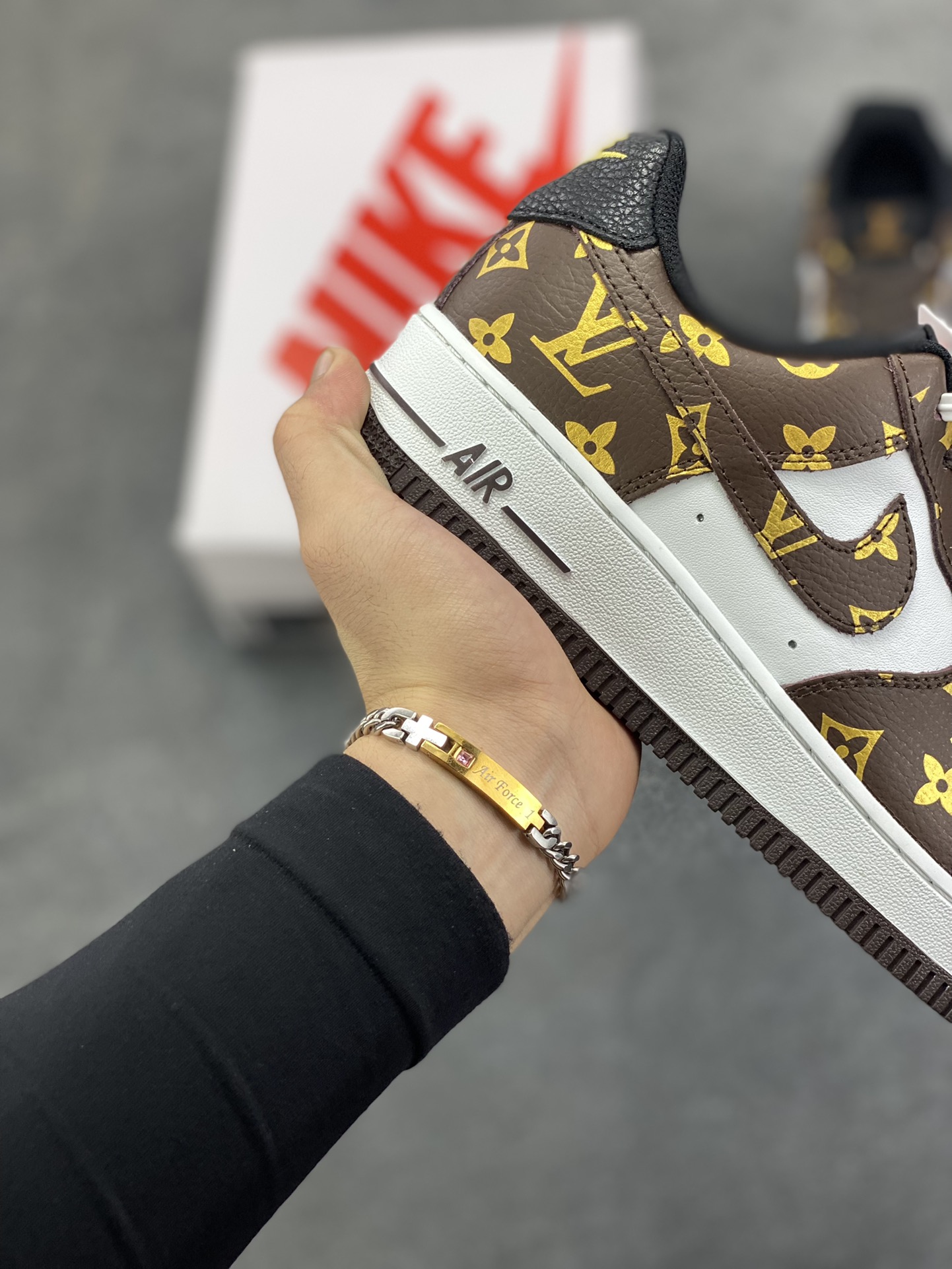 图片[6]-NIke Air Force 1 \’07 Low “LV联名——经典白棕”空军一号 低帮 运动鞋 休闲鞋 折边针车 工艺难度大 原楦头原纸板 原装鞋盒 定制五金配件 内置全掌气垫 原厂鞋底 货号：CZ3986-004 尺码：36 36.5 37.5 38 38.5 39 40 40.5 41 42 42.5 43 44 44.5 45-选品中心