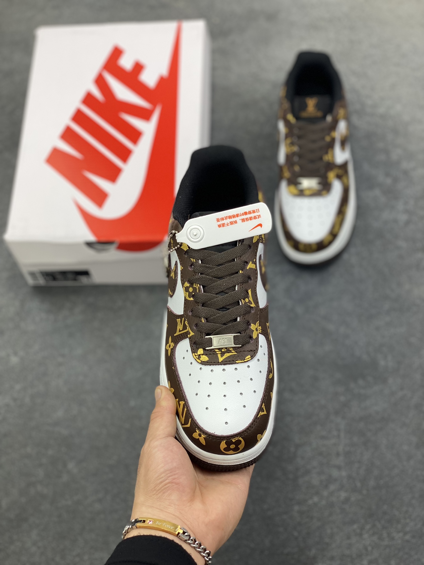 图片[2]-NIke Air Force 1 \’07 Low “LV联名——经典白棕”空军一号 低帮 运动鞋 休闲鞋 折边针车 工艺难度大 原楦头原纸板 原装鞋盒 定制五金配件 内置全掌气垫 原厂鞋底 货号：CZ3986-004 尺码：36 36.5 37.5 38 38.5 39 40 40.5 41 42 42.5 43 44 44.5 45-选品中心