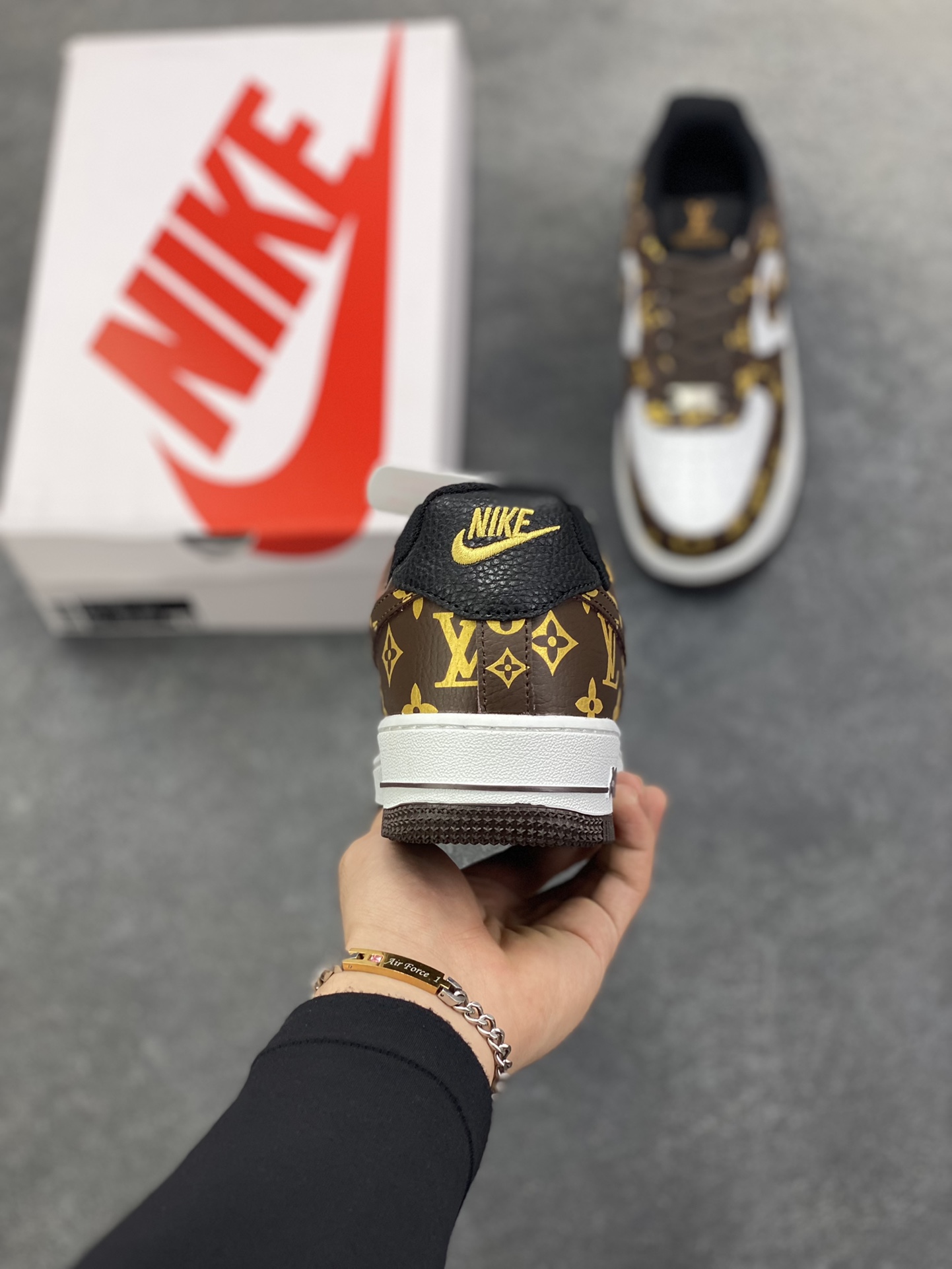 图片[4]-NIke Air Force 1 \’07 Low “LV联名——经典白棕”空军一号 低帮 运动鞋 休闲鞋 折边针车 工艺难度大 原楦头原纸板 原装鞋盒 定制五金配件 内置全掌气垫 原厂鞋底 货号：CZ3986-004 尺码：36 36.5 37.5 38 38.5 39 40 40.5 41 42 42.5 43 44 44.5 45-选品中心