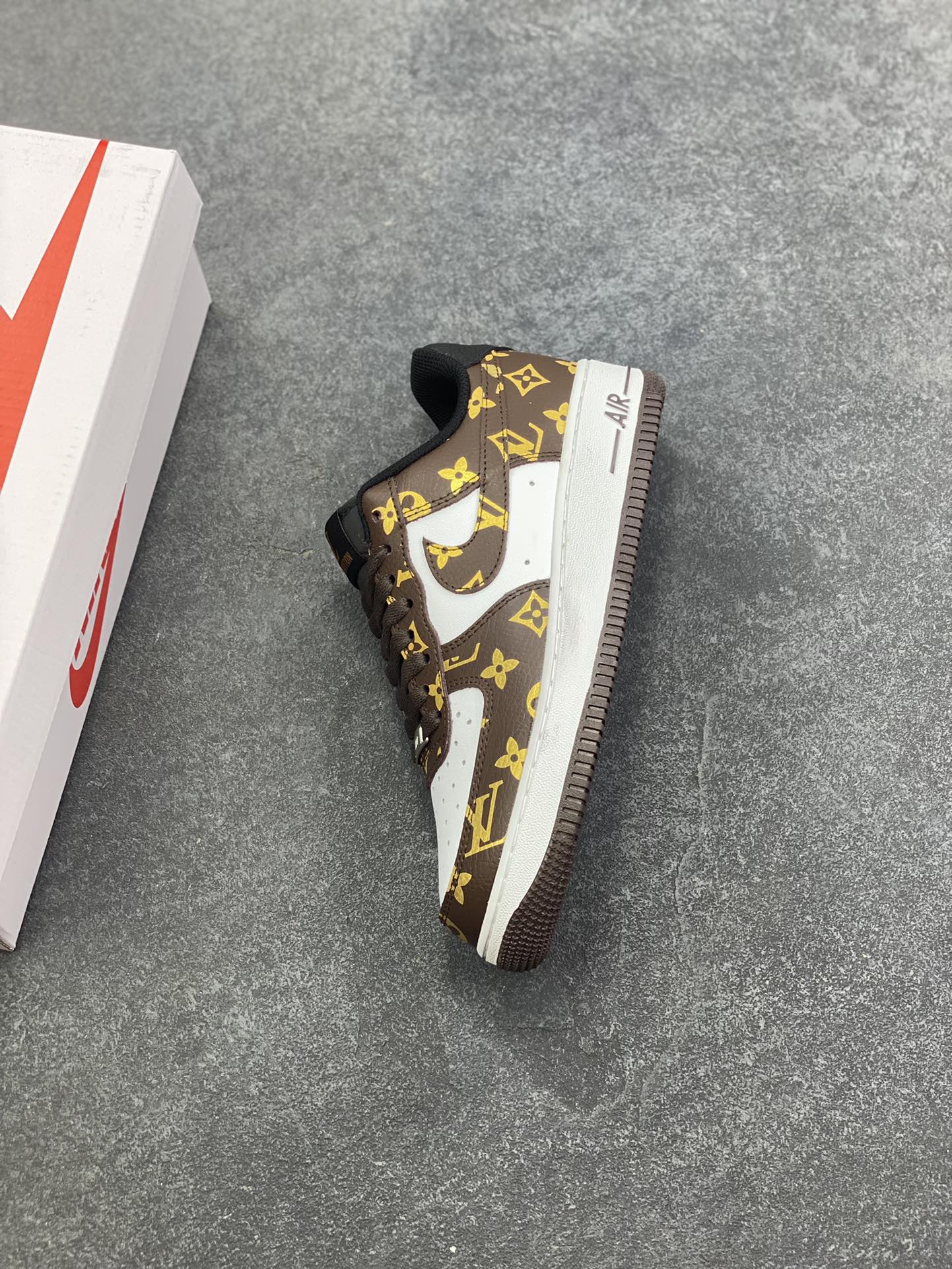 图片[7]-NIke Air Force 1 \’07 Low “LV联名——经典白棕”空军一号 低帮 运动鞋 休闲鞋 折边针车 工艺难度大 原楦头原纸板 原装鞋盒 定制五金配件 内置全掌气垫 原厂鞋底 货号：CZ3986-004 尺码：36 36.5 37.5 38 38.5 39 40 40.5 41 42 42.5 43 44 44.5 45-选品中心