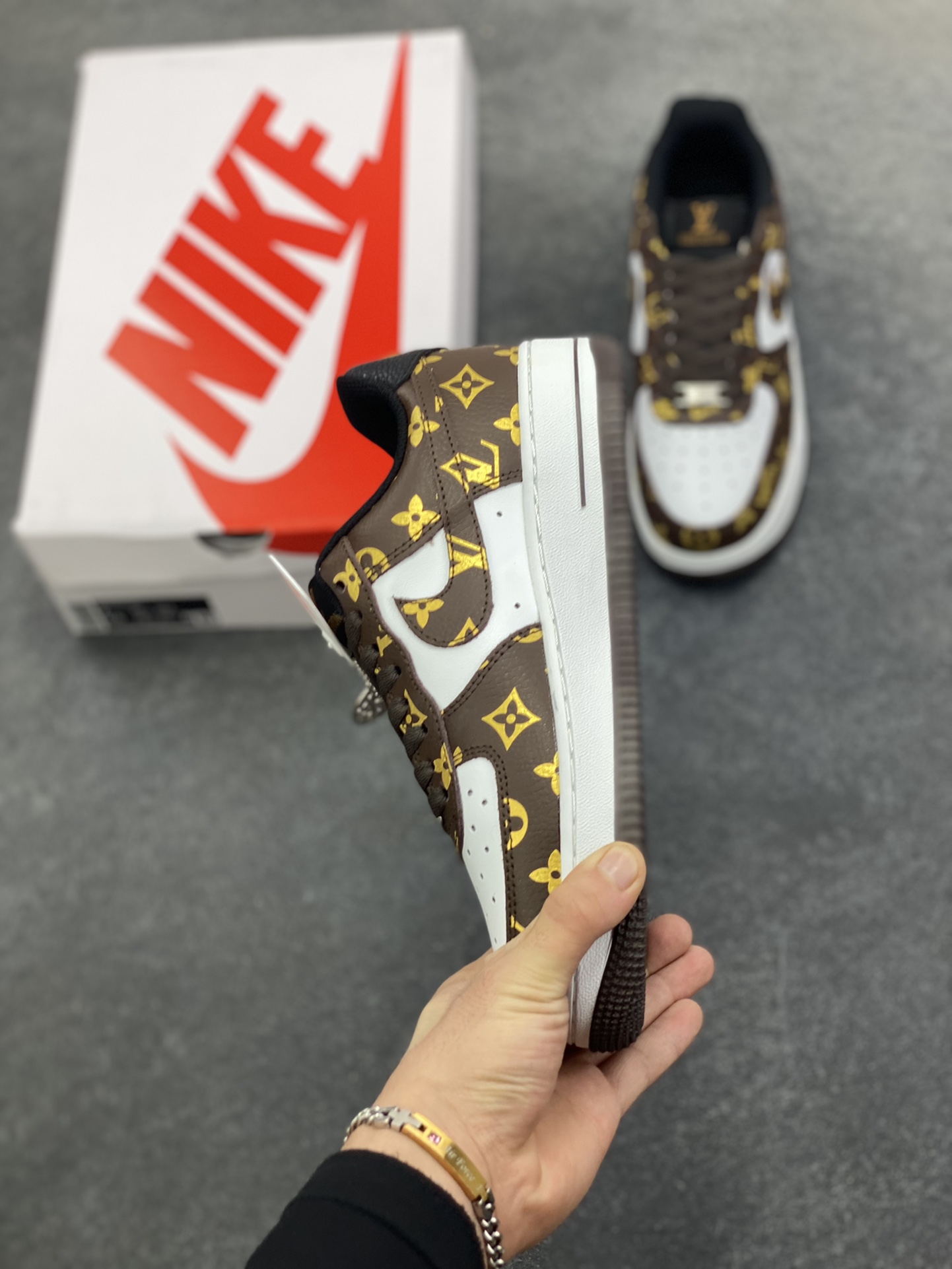 图片[3]-NIke Air Force 1 \’07 Low “LV联名——经典白棕”空军一号 低帮 运动鞋 休闲鞋 折边针车 工艺难度大 原楦头原纸板 原装鞋盒 定制五金配件 内置全掌气垫 原厂鞋底 货号：CZ3986-004 尺码：36 36.5 37.5 38 38.5 39 40 40.5 41 42 42.5 43 44 44.5 45-选品中心
