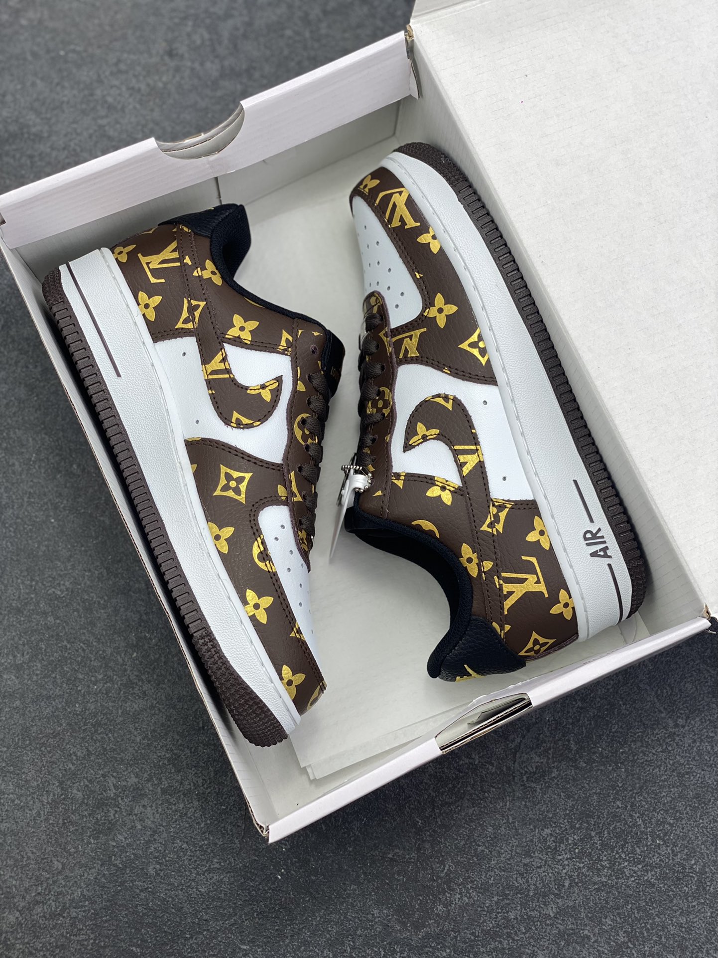 图片[9]-NIke Air Force 1 \’07 Low “LV联名——经典白棕”空军一号 低帮 运动鞋 休闲鞋 折边针车 工艺难度大 原楦头原纸板 原装鞋盒 定制五金配件 内置全掌气垫 原厂鞋底 货号：CZ3986-004 尺码：36 36.5 37.5 38 38.5 39 40 40.5 41 42 42.5 43 44 44.5 45-选品中心