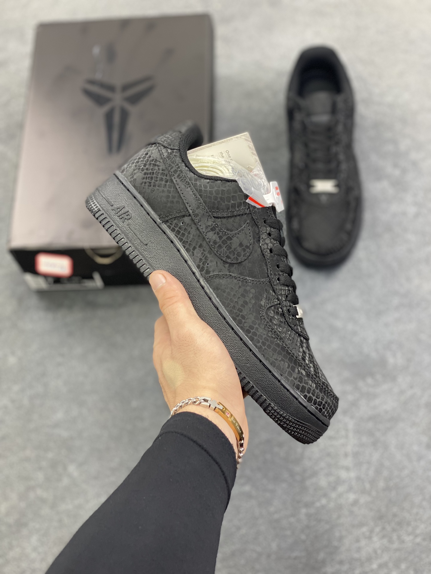 福利特价 Nike Air Force 1 Low “Kobe Bryant”黑蛇纹科比限定 空军一号低帮休闲板鞋 原楦头原纸板 打造纯正空军版型#专注外贸渠道 全掌内置蜂窝气垫 #原盒配件 原厂中底钢印、拉帮完美 货号:IB0018-004 尺码:36 36.5 37.5 38 38.5 39 40 40.5 41 42 42.5 43 44 44.5 45-选品中心