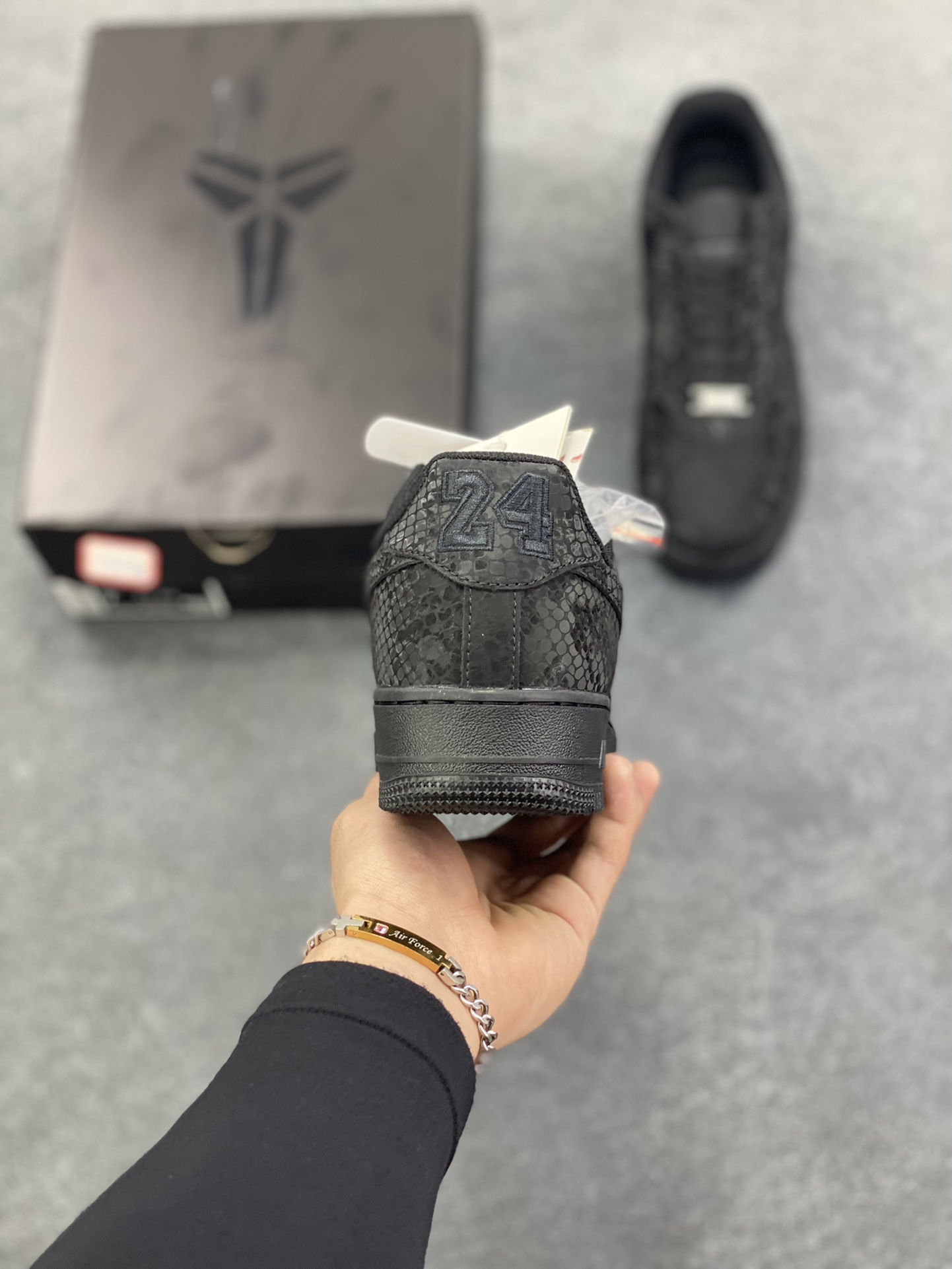 图片[4]-福利特价 Nike Air Force 1 Low “Kobe Bryant”黑蛇纹科比限定 空军一号低帮休闲板鞋 原楦头原纸板 打造纯正空军版型#专注外贸渠道 全掌内置蜂窝气垫 #原盒配件 原厂中底钢印、拉帮完美 货号：IB0018-004 尺码：36 36.5 37.5 38 38.5 39 40 40.5 41 42 42.5 43 44 44.5 45-选品中心