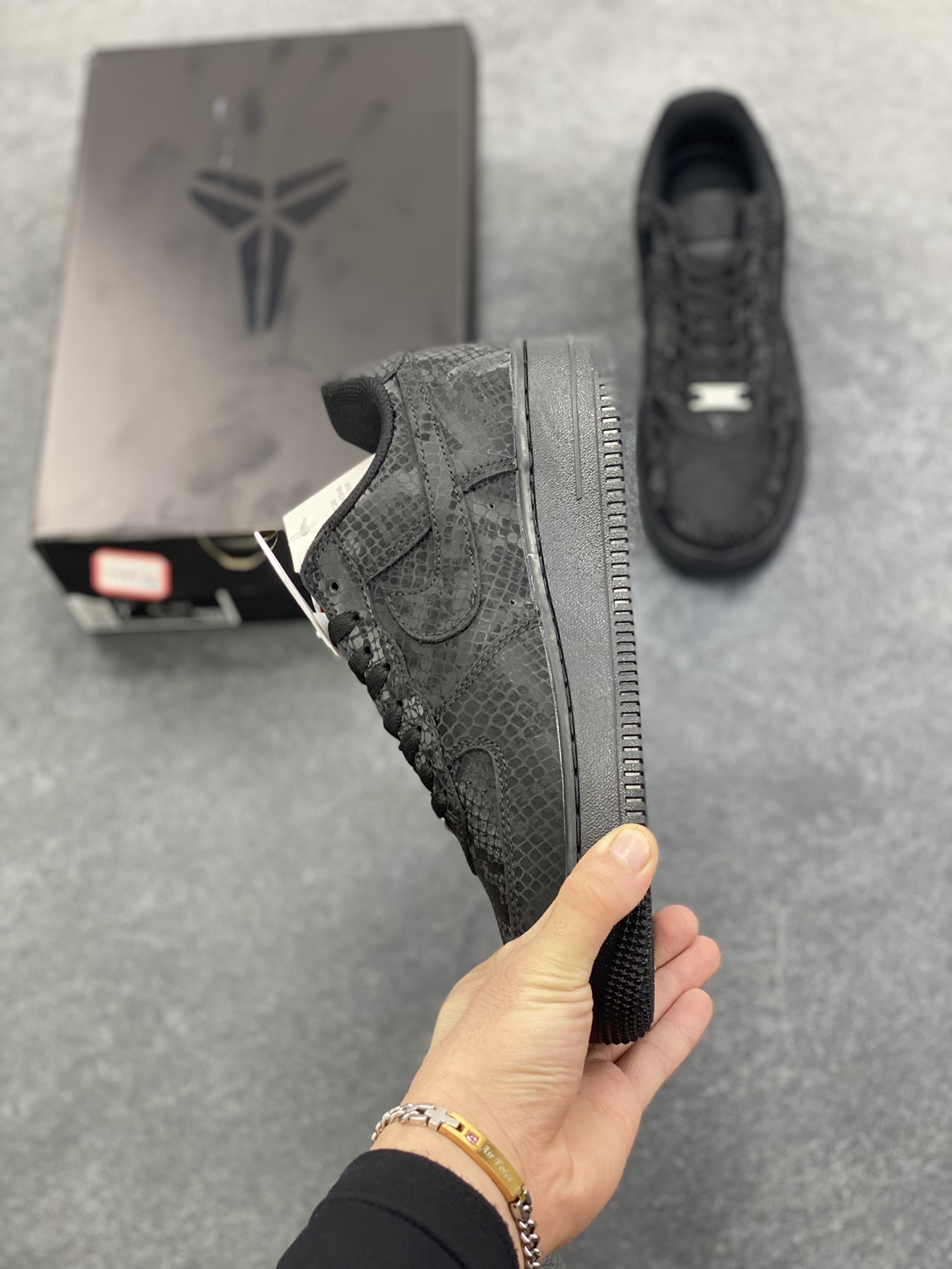 图片[3]-福利特价 Nike Air Force 1 Low “Kobe Bryant”黑蛇纹科比限定 空军一号低帮休闲板鞋 原楦头原纸板 打造纯正空军版型#专注外贸渠道 全掌内置蜂窝气垫 #原盒配件 原厂中底钢印、拉帮完美 货号：IB0018-004 尺码：36 36.5 37.5 38 38.5 39 40 40.5 41 42 42.5 43 44 44.5 45-选品中心