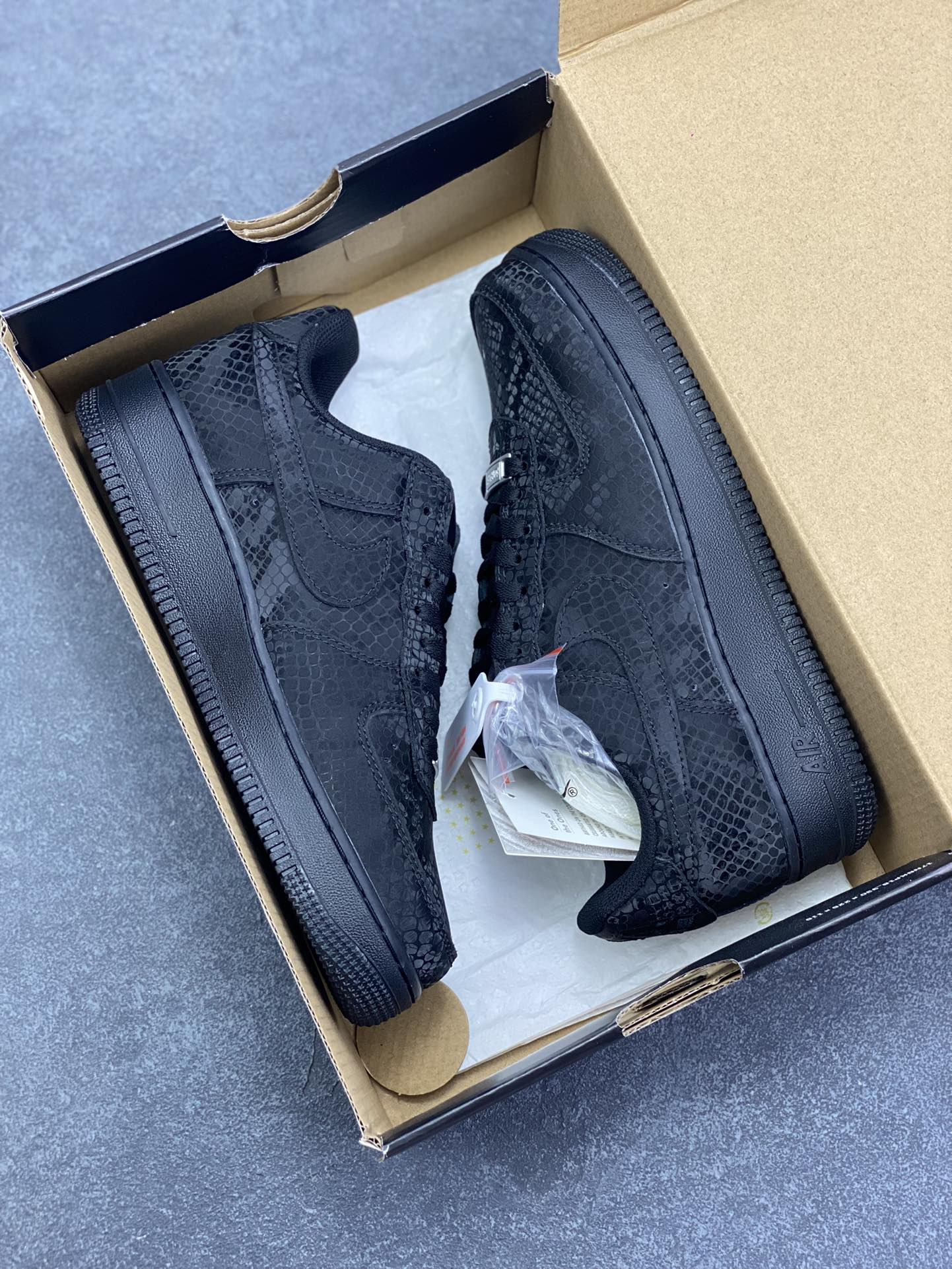 图片[9]-福利特价 Nike Air Force 1 Low “Kobe Bryant”黑蛇纹科比限定 空军一号低帮休闲板鞋 原楦头原纸板 打造纯正空军版型#专注外贸渠道 全掌内置蜂窝气垫 #原盒配件 原厂中底钢印、拉帮完美 货号：IB0018-004 尺码：36 36.5 37.5 38 38.5 39 40 40.5 41 42 42.5 43 44 44.5 45-选品中心