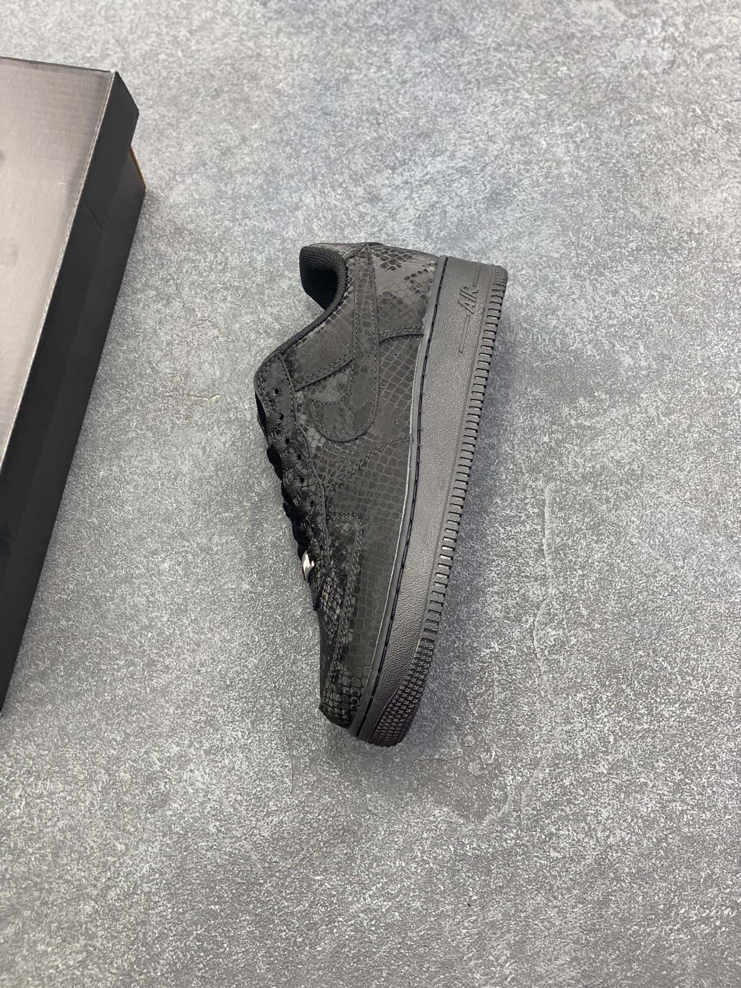 图片[7]-福利特价 Nike Air Force 1 Low “Kobe Bryant”黑蛇纹科比限定 空军一号低帮休闲板鞋 原楦头原纸板 打造纯正空军版型#专注外贸渠道 全掌内置蜂窝气垫 #原盒配件 原厂中底钢印、拉帮完美 货号：IB0018-004 尺码：36 36.5 37.5 38 38.5 39 40 40.5 41 42 42.5 43 44 44.5 45-选品中心