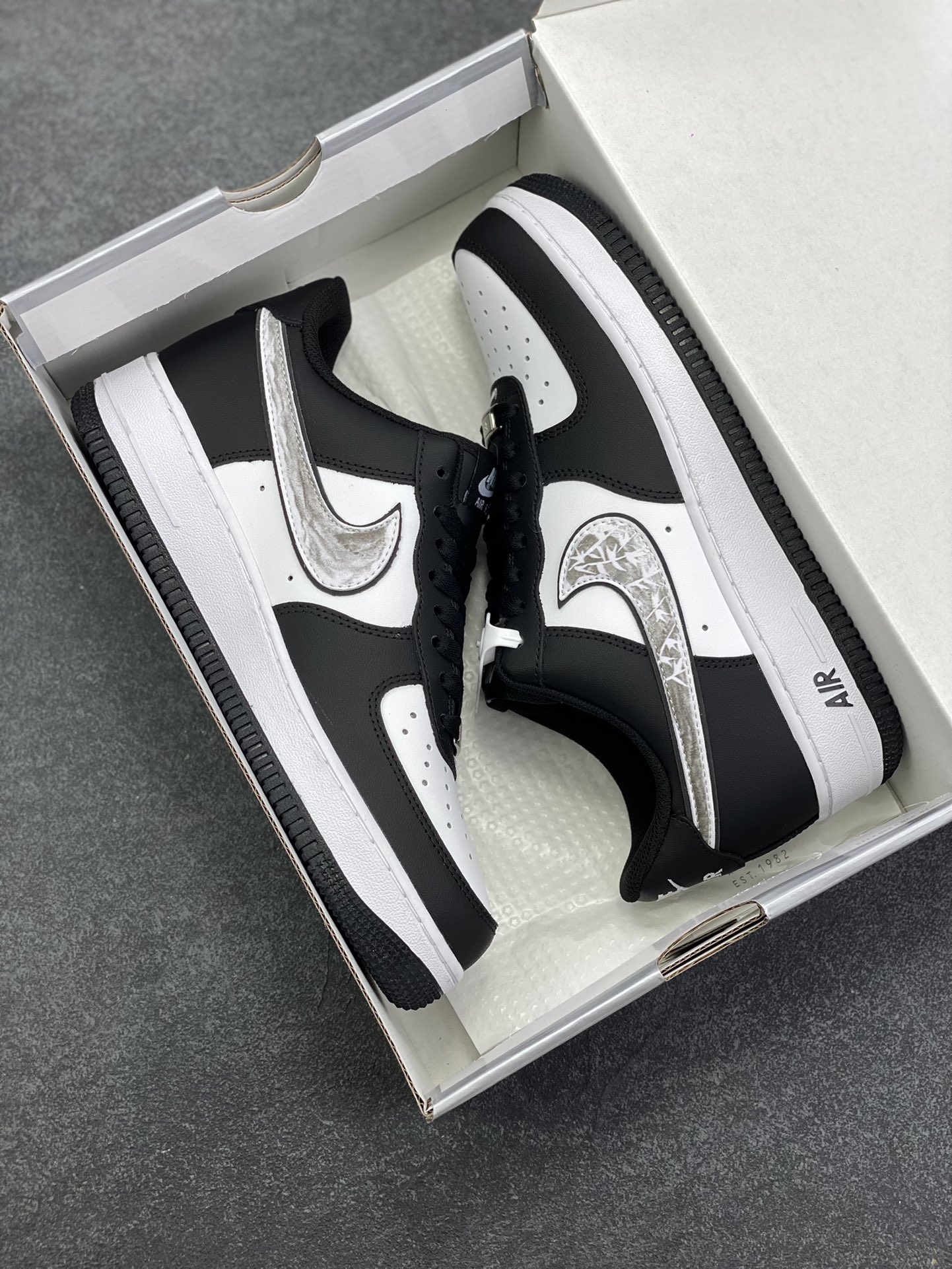 图片[9]-Nike Air Force 1 Low’07 黑白裂纹 空军一号低帮休闲板鞋 定制皮料 定制鞋盒 原楦原纸板 纯正空军版型 内置全掌气垫 货号：ZH0316-118 尺码：36 36.5 37.5 38 38.5 39 40 40.5 41 42 42.5 43 44 44.5 45-选品中心