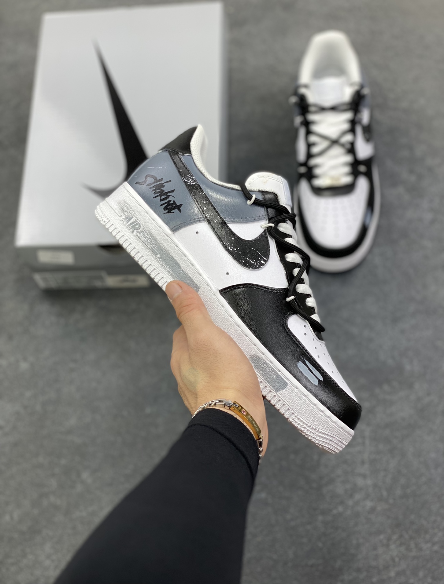 【定制球鞋】 Nike Air Force 1 乐队 简约 解构 潮流 暗黑 防滑耐磨 低帮 板鞋 通用 黑色男女同款 白黑色折边针车 工艺难度大 原楦头原纸板 原装鞋盒 定制五金配件 内置全掌气垫 原厂鞋底 货号：CW2288-111 尺码：36 36.5 37.5 38 38.5 39 40 40.5 41 42 42.5 43 44 44.5 45-选品中心