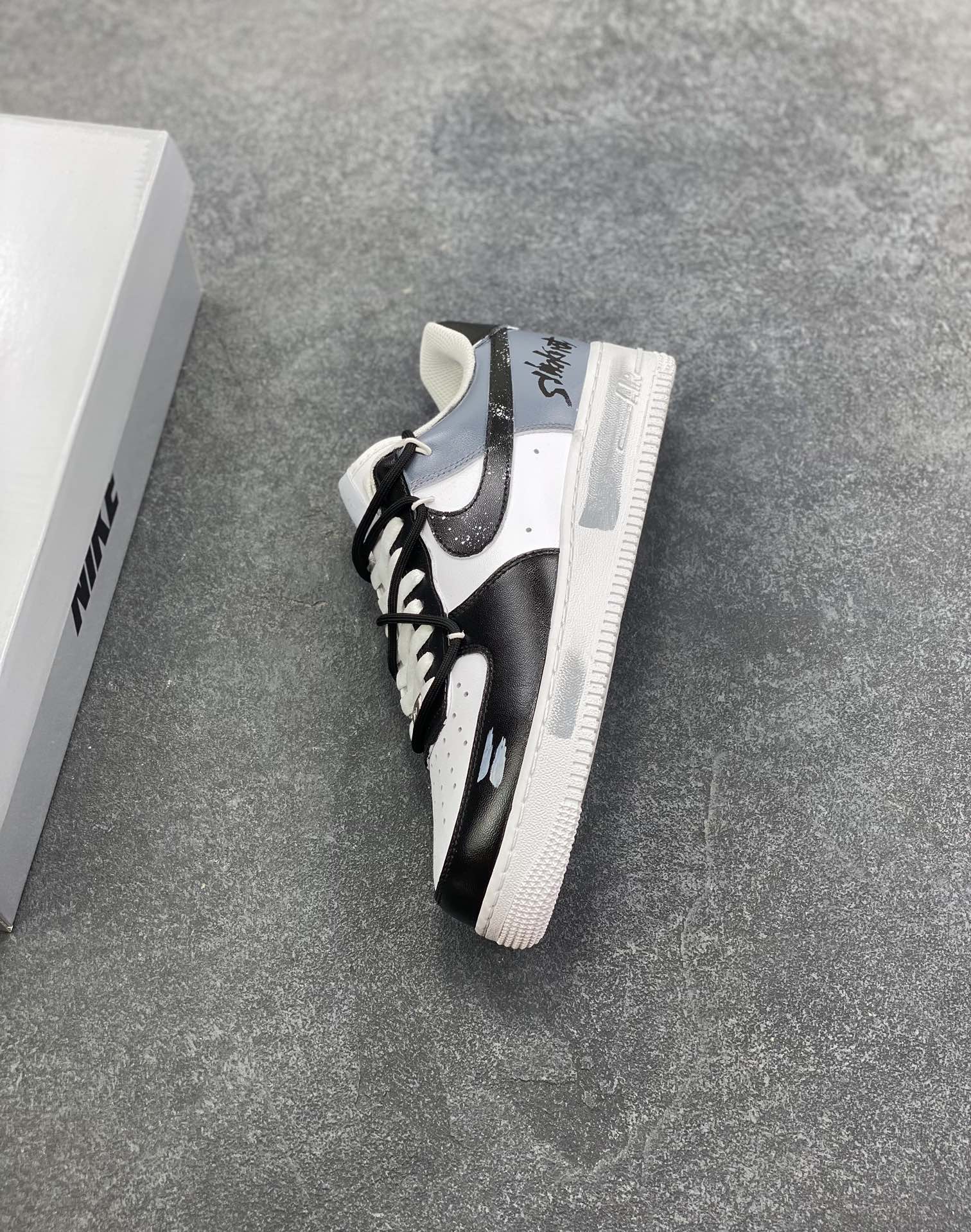 图片[7]-【定制球鞋】 Nike Air Force 1 乐队 简约 解构 潮流 暗黑 防滑耐磨 低帮 板鞋 通用 黑色男女同款 白黑色折边针车 工艺难度大 原楦头原纸板 原装鞋盒 定制五金配件 内置全掌气垫 原厂鞋底 货号：CW2288-111 尺码：36 36.5 37.5 38 38.5 39 40 40.5 41 42 42.5 43 44 44.5 45-选品中心
