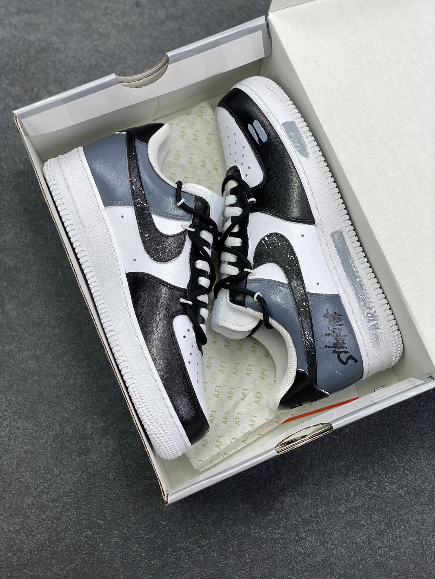 图片[9]-【定制球鞋】 Nike Air Force 1 乐队 简约 解构 潮流 暗黑 防滑耐磨 低帮 板鞋 通用 黑色男女同款 白黑色折边针车 工艺难度大 原楦头原纸板 原装鞋盒 定制五金配件 内置全掌气垫 原厂鞋底 货号：CW2288-111 尺码：36 36.5 37.5 38 38.5 39 40 40.5 41 42 42.5 43 44 44.5 45-选品中心