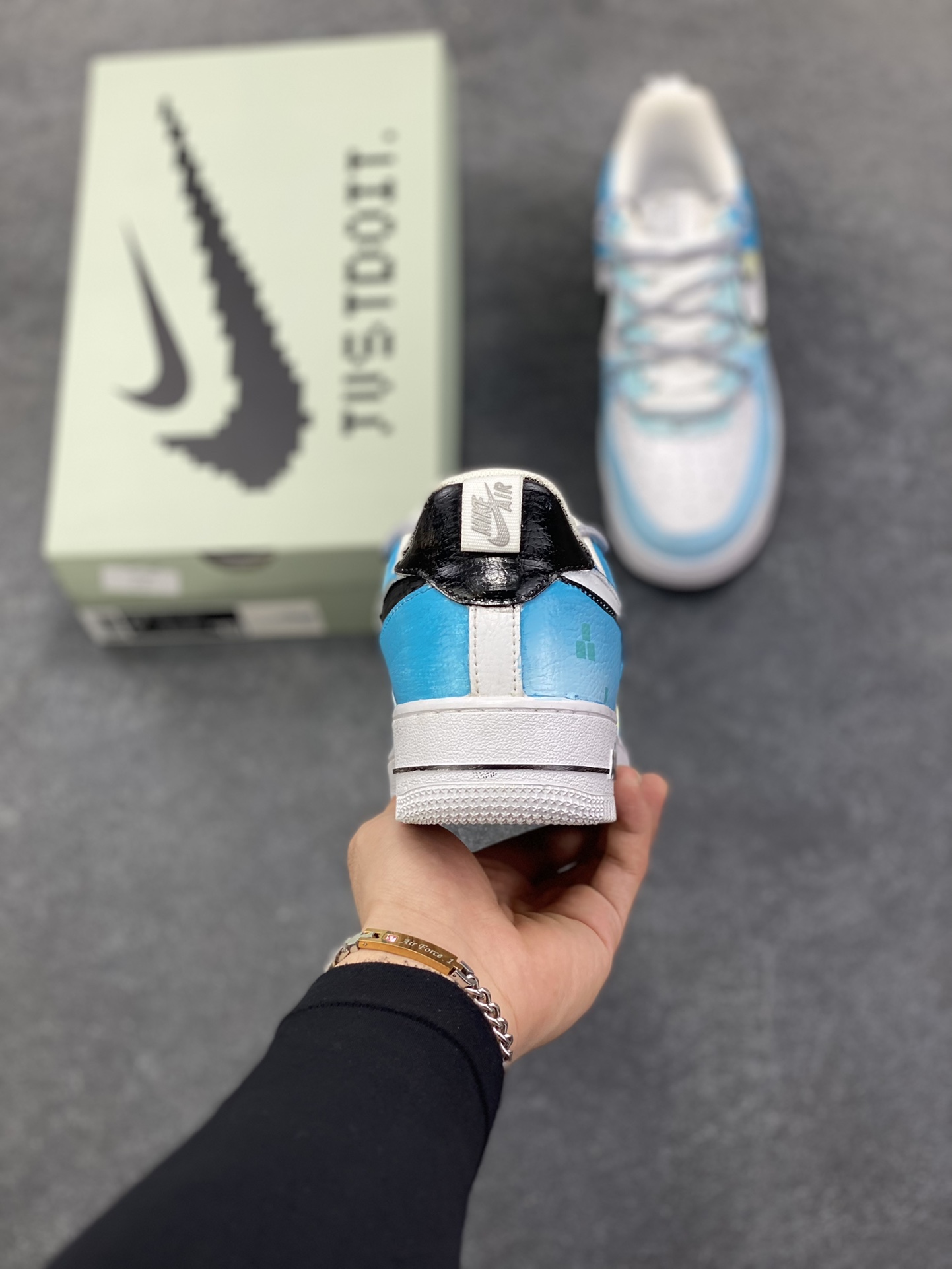 图片[4]-Nike Air Force 1\’07 Low 手绘涂鸦 电玩蓝调 空军一号低帮休闲板鞋  #鞋身主调是清新又富有层次的蓝调–浅蓝如晴空初绽，湖蓝似像素方块的跃动，在纯白中底的衬托下，既带着复古游戏的像素颗粒感，又透出潮流圈稀缺的清新质感。标志性的Swoosh被像素化解构，鞋侧、中底的方块元素像是从复古电玩画面中“抠”出的符号，每一处细节都在唤醒玩家对像素游戏的怀旧共鸣 货号：FB8917-300  尺码：36 36.5 37.5 38 38.5 39 40 40.5 41 42 42.5 43 44 44.5 45-选品中心