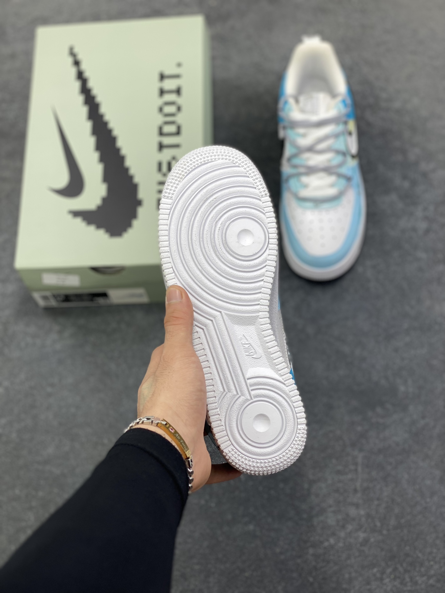 图片[5]-Nike Air Force 1\’07 Low 手绘涂鸦 电玩蓝调 空军一号低帮休闲板鞋  #鞋身主调是清新又富有层次的蓝调–浅蓝如晴空初绽，湖蓝似像素方块的跃动，在纯白中底的衬托下，既带着复古游戏的像素颗粒感，又透出潮流圈稀缺的清新质感。标志性的Swoosh被像素化解构，鞋侧、中底的方块元素像是从复古电玩画面中“抠”出的符号，每一处细节都在唤醒玩家对像素游戏的怀旧共鸣 货号：FB8917-300  尺码：36 36.5 37.5 38 38.5 39 40 40.5 41 42 42.5 43 44 44.5 45-选品中心
