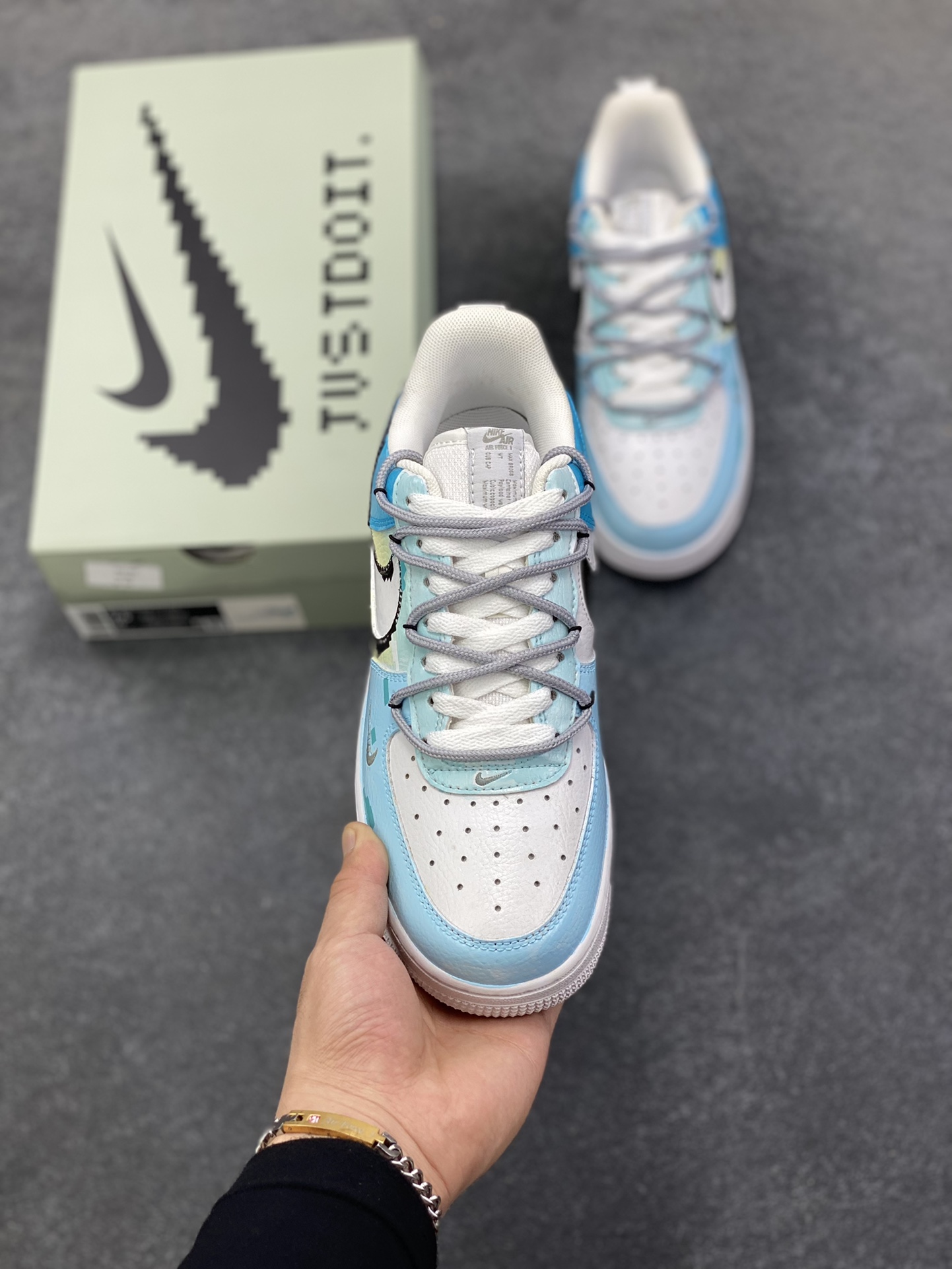 图片[2]-Nike Air Force 1\’07 Low 手绘涂鸦 电玩蓝调 空军一号低帮休闲板鞋  #鞋身主调是清新又富有层次的蓝调–浅蓝如晴空初绽，湖蓝似像素方块的跃动，在纯白中底的衬托下，既带着复古游戏的像素颗粒感，又透出潮流圈稀缺的清新质感。标志性的Swoosh被像素化解构，鞋侧、中底的方块元素像是从复古电玩画面中“抠”出的符号，每一处细节都在唤醒玩家对像素游戏的怀旧共鸣 货号：FB8917-300  尺码：36 36.5 37.5 38 38.5 39 40 40.5 41 42 42.5 43 44 44.5 45-选品中心