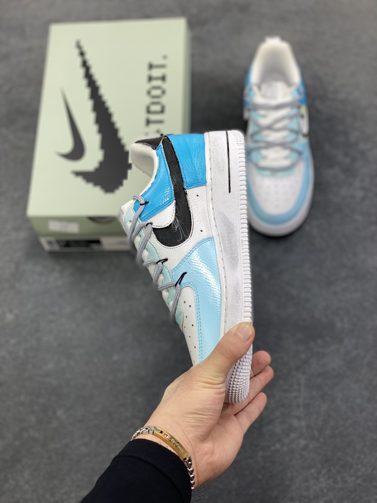 图片[3]-Nike Air Force 1\’07 Low 手绘涂鸦 电玩蓝调 空军一号低帮休闲板鞋  #鞋身主调是清新又富有层次的蓝调–浅蓝如晴空初绽，湖蓝似像素方块的跃动，在纯白中底的衬托下，既带着复古游戏的像素颗粒感，又透出潮流圈稀缺的清新质感。标志性的Swoosh被像素化解构，鞋侧、中底的方块元素像是从复古电玩画面中“抠”出的符号，每一处细节都在唤醒玩家对像素游戏的怀旧共鸣 货号：FB8917-300  尺码：36 36.5 37.5 38 38.5 39 40 40.5 41 42 42.5 43 44 44.5 45-选品中心