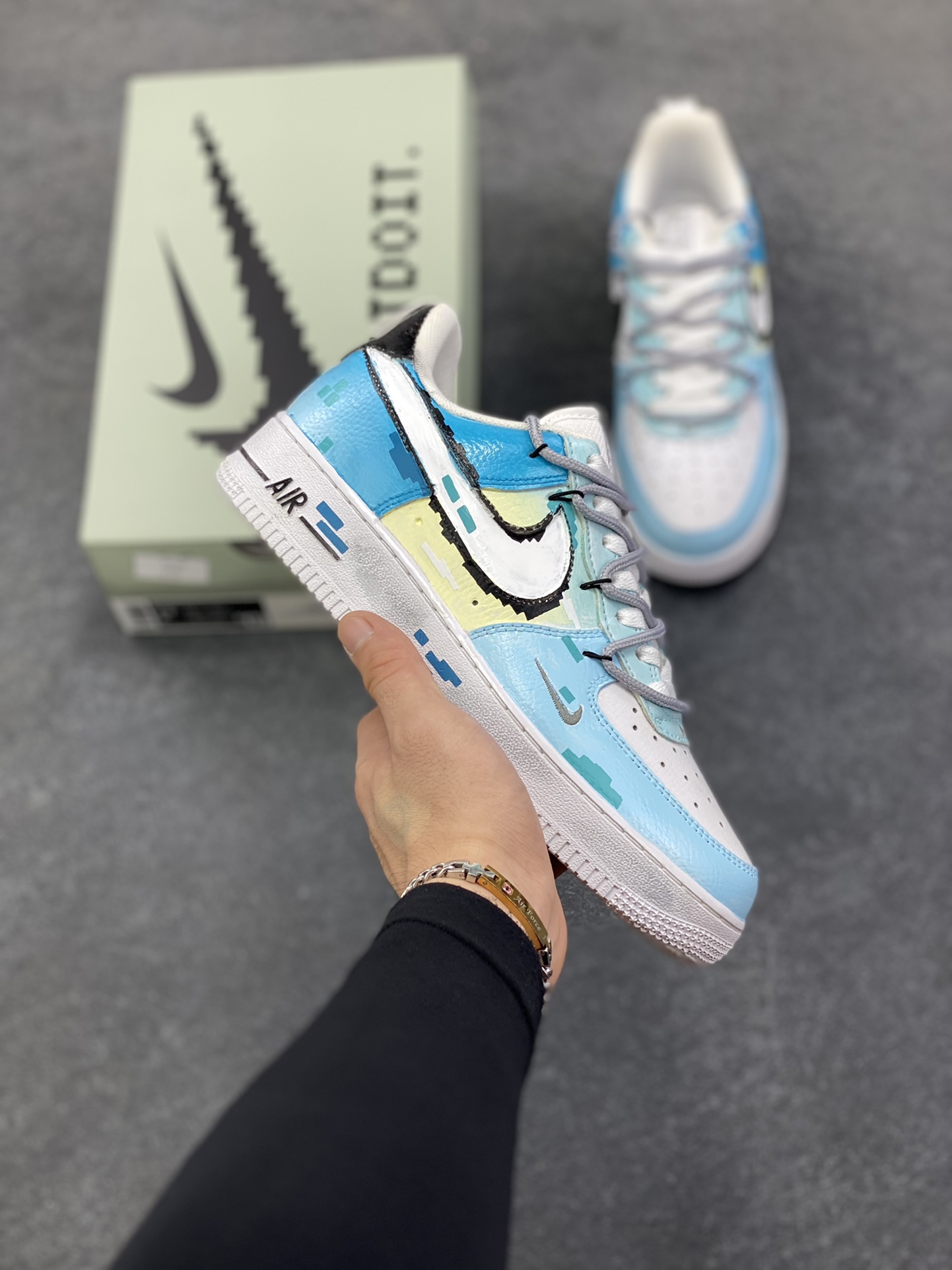 Nike Air Force 1\’07 Low 手绘涂鸦 电玩蓝调 空军一号低帮休闲板鞋  #鞋身主调是清新又富有层次的蓝调–浅蓝如晴空初绽，湖蓝似像素方块的跃动，在纯白中底的衬托下，既带着复古游戏的像素颗粒感，又透出潮流圈稀缺的清新质感。标志性的Swoosh被像素化解构，鞋侧、中底的方块元素像是从复古电玩画面中“抠”出的符号，每一处细节都在唤醒玩家对像素游戏的怀旧共鸣 货号：FB8917-300  尺码：36 36.5 37.5 38 38.5 39 40 40.5 41 42 42.5 43 44 44.5 45-选品中心