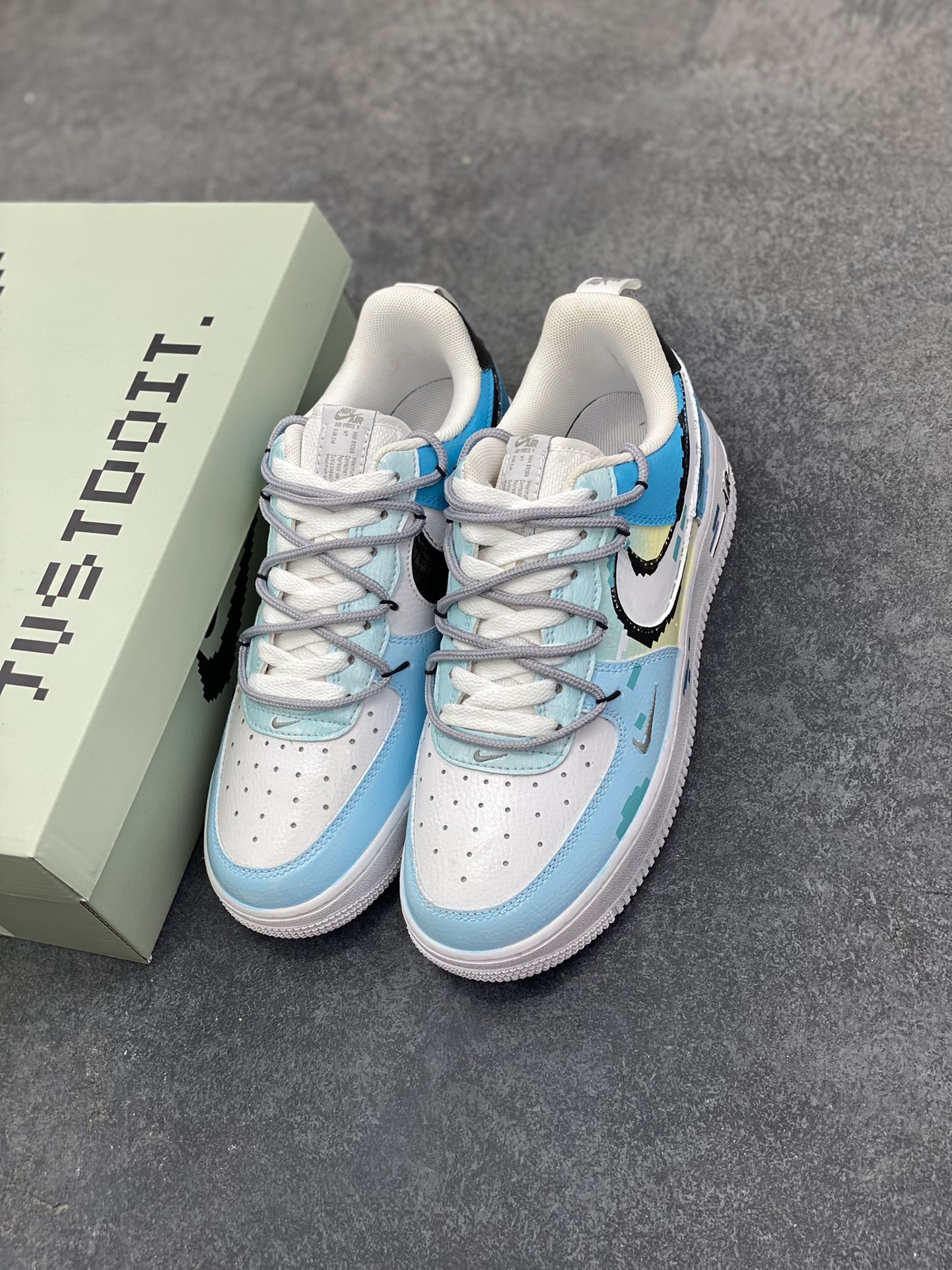 图片[8]-Nike Air Force 1\’07 Low 手绘涂鸦 电玩蓝调 空军一号低帮休闲板鞋  #鞋身主调是清新又富有层次的蓝调–浅蓝如晴空初绽，湖蓝似像素方块的跃动，在纯白中底的衬托下，既带着复古游戏的像素颗粒感，又透出潮流圈稀缺的清新质感。标志性的Swoosh被像素化解构，鞋侧、中底的方块元素像是从复古电玩画面中“抠”出的符号，每一处细节都在唤醒玩家对像素游戏的怀旧共鸣 货号：FB8917-300  尺码：36 36.5 37.5 38 38.5 39 40 40.5 41 42 42.5 43 44 44.5 45-选品中心