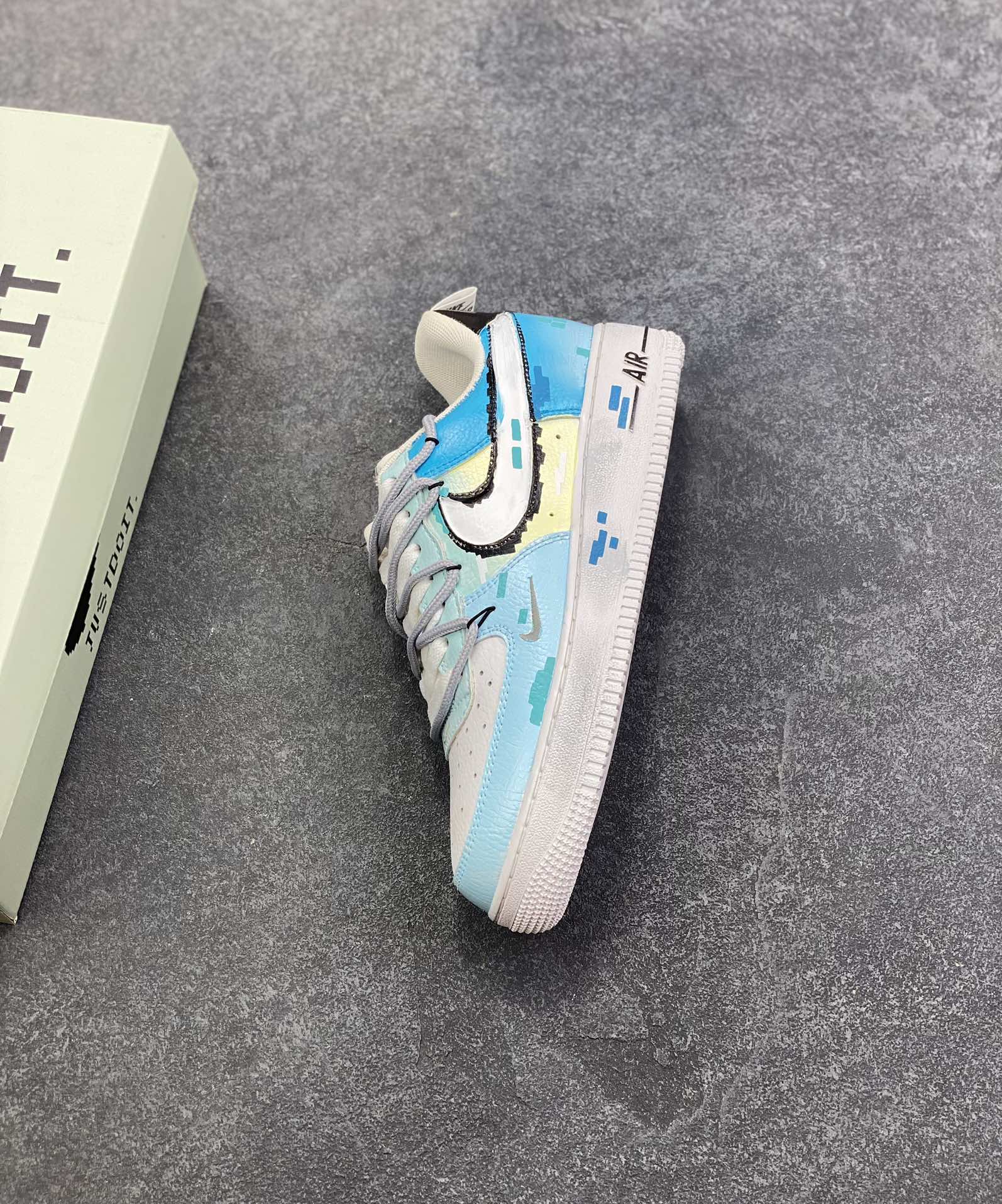 图片[7]-Nike Air Force 1\’07 Low 手绘涂鸦 电玩蓝调 空军一号低帮休闲板鞋  #鞋身主调是清新又富有层次的蓝调–浅蓝如晴空初绽，湖蓝似像素方块的跃动，在纯白中底的衬托下，既带着复古游戏的像素颗粒感，又透出潮流圈稀缺的清新质感。标志性的Swoosh被像素化解构，鞋侧、中底的方块元素像是从复古电玩画面中“抠”出的符号，每一处细节都在唤醒玩家对像素游戏的怀旧共鸣 货号：FB8917-300  尺码：36 36.5 37.5 38 38.5 39 40 40.5 41 42 42.5 43 44 44.5 45-选品中心